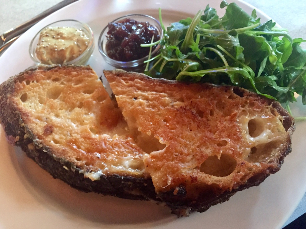 Galleria fotografica






I celeberrimi (e copiatissimi) Pork Buns del Momofuku Ssäm Bar, panini al vapore con pancia di maiale, cetrioli pickled e scalogno bianco e verde, da accompagnare con salsa hoisin, bbq o sriracha. E' un altro piatto simbolo della grande gastronomia newyorkese (la ricetta su Lucky Peach). Lo firma il cuoco di origini sudcoreane David Chang nel primo locale di un impero che oggi vanta filiali anche a Washington, Toronto, Sydney e presto anche Las Vegas









Jajangmyeon con salsiccia di maiale, chili pan mee e uovo fritto. Jajangmyeon è una specialità sudcoreana che, nelle sue formulazioni variabili, prevede sempre dei noodle e della salsa chunjang (pasta salata di soia nera). Li abbiamo assaggiati al Nishi, l'ultimo nato (a gennaio 2016) del marchio Momofuku, il primo aperto nel West Village di Manhattan (Nishi vuol dire appunto "West"). La curiosità? Oltre alle specialità dalla cucina coreana, il menu ha una vasta sezione di piatti creativi su matrice italiana, dalla Lattuga croccante con bagnacoda di noci agli Spaghetti cacio e pepe con uovo fritto sopra









La tartare di tonno big eye (thunnus obesus) con coulis di avocado, caviale ed erba cipollina in salsa ponzu al sesamo di Soto, tra i più longevi e splendenti ristoranti giapponesi di New York, due stelle Michelin nei pressi di Washington Park. Attenzione perché può capitare di sentire Sotohiro Kosugi, cuoco celebre per la sua passione (diciamo anche malattia) per gli uni, i ricci di mare, sbraitare addosso al suo assistente al bancone del sushi, noncurante della clientela. Un iracondo perfezionismo che fa di lui il Jiro della Grande Mela






