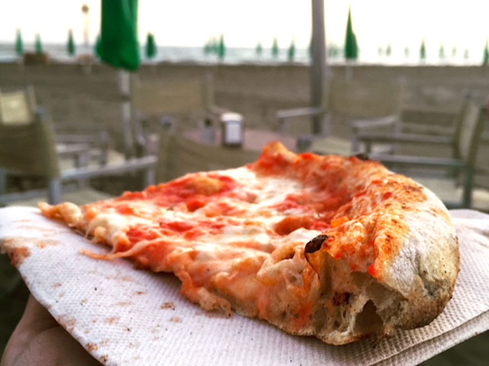 Galleria fotografica






La pizza in teglia farcita con crema di topinambur, soppressata (coppa di testa, quella buonissima made in Toscana di Renieri) e scorza di limone di Graziano Monogrammi, La Divina Pizza a Firenze









Una passeggiata al ghetto, pizza tonda con alici affumicate, scarola riccia, pomodorini e panko di Pier Daniele Seu al Gazometro38









La Margherita Romanesca con pomodoro, “mozzarella” di pecora, pecorino romano e menta di Stefano Callegari e Valerio Piccirillo da Sbanco a Roma









La pizza a 4 mani con Davide Del Duca di Francesco Martucci de I Masanielli









La pizza Vegetariana d’Autunno di ‘O Fiore Mio a Faenza









La pizza con crema di zucchine, dadolata di pomodoro e gamberi crudi di Massimo Giovannini all’Apogeo di Pietrasanta









La pizza in teglia con pancetta porchettata e ricotta della Garfagnana di Andrea Morini della pizzeria Da Cecio, con lo strepitoso impasto di Gabriele Bonci






