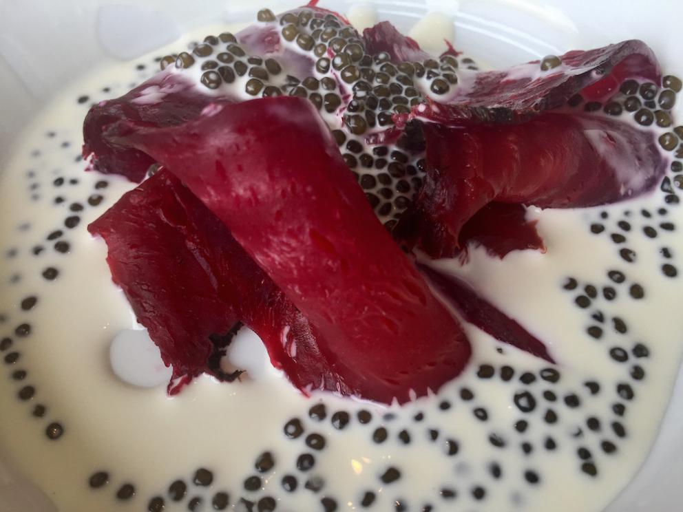 Galleria fotografica






Il menu degustazione Carte Blanche del Mirazur si apre con 8 piccoli assaggi che si possono gustare al piano inferiore, quello della cucina. Assaggio #1: Carota cotta nella calce viva con succo di carota e coriandolo 









Assaggio #2: Barbabietola con formaggio di capra









Assaggio #3: Foglie dell'orto (nel nostro caso mostarda, mizuna, tarassaco, rucola...) da intingere in un piattino di crema artigianale di Cuneo









Assaggio #4: Alici con limone confit









Assaggio #5: Macaron di funghi shiitake con sanguinaccio e mela verde









Assaggio #6: Grissini di scorzanera e guanciale









Assaggio #7: "Lumache" di cavolo rapa ripene di crema di prezzemolo e cipresso









Assaggio #8: Pelle di pollo con interiora e consommé di pollo e miso bianco. Finite le "tapa", si passa al piano di sopra









Il pane arriva assieme a un'ode di Pablo Neruda









Ostrica Gillardeau con crema di scalogno e pera williams









Sotto la sfoglia di rapa, emietté di granchio, gamberi rossi di Sanremo e ibisco









Green: piselli del nostro orto, kiwi e finocchio









Asparago bianco, rabarbaro e insalata di rose






