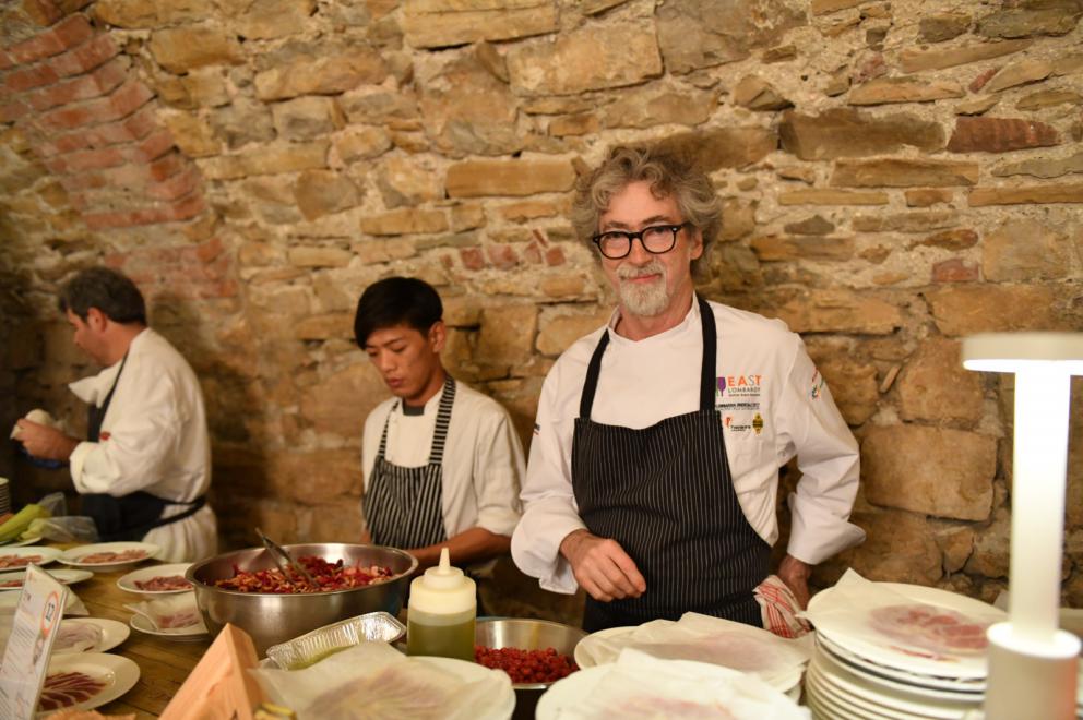 Galleria fotograficaTeatro dell'evento di&nbsp;East Lombardy, il&nbsp;monastero di Ast&igrave;no,&nbsp;Bergamo.&nbsp;E'&nbsp;un complesso conventuale plurisecolare di origine&nbsp;vallombrosana&nbsp;non pi&ugrave; attivo e&nbsp;restaurato nel 2015.
Alcuni degli illustri cuochi che hanno preso parte all'evento. Si riconoscono&nbsp;Carlo Cracco,&nbsp;Chicco Cerea,&nbsp;Tonino Cannavacciuolo&nbsp;e&nbsp;Bobo Cerea
L'affluenza ad "Astino nel Gusto": oltre 4mila partecipanti in&nbsp;3 giorni, 1.100 solo nell'evento di domenica
Ha aperto le danze&nbsp;Antonia Klugmann,&nbsp;L'Argine&nbsp;di Venc&ograve; (Gorizia),&nbsp;proponendo il suo&nbsp;Orzo, farro e radice amara.
Davide Oldani&nbsp;del ristorante&nbsp;D'O&nbsp;di Cornaredo (Milano), al fianco di&nbsp;Lisa Casali.&nbsp;L'autore della cucina Pop ha mostrato a tutti l&rsquo;importanza di lavorare con materie prime buone perch&eacute;, anche se povere, sono in grado di dare origine a piatti emozionanti.
Heinz Beck,&nbsp;La Pergola&nbsp;del Rome Cavalieri, Roma, 3 stelle Michelin,&nbsp;ha preparato &ldquo;Fontana o Pomodoro?&rdquo;: pomodoro, tonno fresco, semi di chia, capperi e chinoa soffiata. Un piatto concettuale, ispirato ai due grandi artisti evocati nel titolo
Tonino Cannavacciuolo,&nbsp;Villa Crespi&nbsp;(Orta San Giulio, Novara)
Chicco Cerea&nbsp;e&nbsp;Paolo Rota,&nbsp;Da Vittorio&nbsp;(Brusaporto, Bergamo):&nbsp;i padroni di casa preparano uno dei piatti protagonisti della serata di domenica: Risotto con lo Strachitunt
Carlo Cracco,&nbsp;Cracco, Milano (trasloco a breve, in galleria Vittorio Emanuele II). Ha proposto un classico della sua cucina, l&rsquo;&rdquo;Uovo affumicato&rdquo;. Cooking show sold out e tutti in fila allo stand per non lasciarsi sfuggire l&rsquo;occasione di vederlo all&rsquo;opera
Philippe L&eacute;veill&eacute;, Miramonti l'Altro (Concesio, Brescia). Ha cucinato Lumache e polenta, ritorno alla tradizione
Stefano Fagioli,&nbsp;Trattoria Via Vai&nbsp;di Bolzone, Ripalta Cremasca (Cremona). Ha proposto un piatto storico della tradizione cremonese: &ldquo;Cotechino cremasco con pipeto&rdquo; (battuto di verza e Grana Padano).
Romano Tamani&nbsp;del ristorante&nbsp;Ambasciata&nbsp;di Quistello (Mantova)&nbsp;ha presentato al pubblico &ldquo;Anoli ripieni di piccione&rdquo;, classici raviolini in brodo, una delle pi&ugrave; tradizionali ricette della tradizione mantovana.
