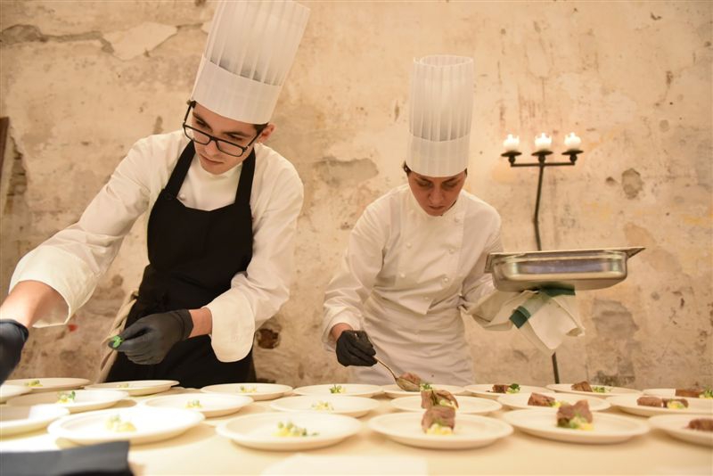 Photogallery
















Gianluca Galimberti, sindaco di Cremona



















Stefano Cerveni al lavoro














Il grande Romano Tamani









Iginio Massari









Christophe Sanchez al microfono









Fabio Caressa









Edoardo Raspelli














C'era anche Cristina Parodi











