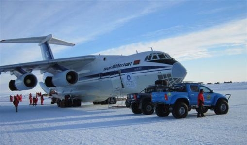 Galleria fotograficaL'aereo militare russo che ha portato i 17 golosoni russi da Citt&agrave; del Capo alla base antartica dove Giorgio Nava ha cucinato un pranzo e una cena espressamente per loro. Al Polo Sud adesso &egrave; estate e la temperatura varia tra i meno 25 gradi di notte e i meno 15 di giorno. Il volo &egrave; durato 6 ore. La pista di decollo non presentava traccia alcuna di neve...Uno scorcio del continente antartico dove Giorgio Nava si &egrave; recato il 7 novembre per preparare un pranzo e una cena a 17 ricchi turisti russi.Giorgio Nava, in fondo vestito poco visto che al polo la temperatura si mantiene ben sotto lo zero, mostra felice un paio di bottiglie di ottimo olio.Giorgio Nava, 47 anni, dei quali gli ultimi dodici vissuti in Sud Africa, tra ristoranti e allevamenti di bestiame, posa per una foto ricordo su una mappa del continente di ghiaccio fatta con sassi raccolti tutt'attorno. I confini sono tracciati con la vernice e le basi presenti al Polo Sud sono segnate con dei candelotti. Sempre lui, Giorgio Nava. Qui lo chef e patron del 95 Keerom Restaurant a Citt&agrave; del Capo sta preparando una zuppa di pesce fresco, in mano un granchio.Quando la sostanza &egrave; tutto. Visto dove Nava e i suoi ospiti si trovavano, era impensabile una sala da pranzo da black tie.