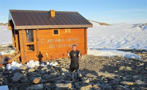 Galleria fotograficaL'aereo militare russo che ha portato i 17 golosoni russi da Citt&agrave; del Capo alla base antartica dove Giorgio Nava ha cucinato un pranzo e una cena espressamente per loro. Al Polo Sud adesso &egrave; estate e la temperatura varia tra i meno 25 gradi di notte e i meno 15 di giorno. Il volo &egrave; durato 6 ore. La pista di decollo non presentava traccia alcuna di neve...Uno scorcio del continente antartico dove Giorgio Nava si &egrave; recato il 7 novembre per preparare un pranzo e una cena a 17 ricchi turisti russi.