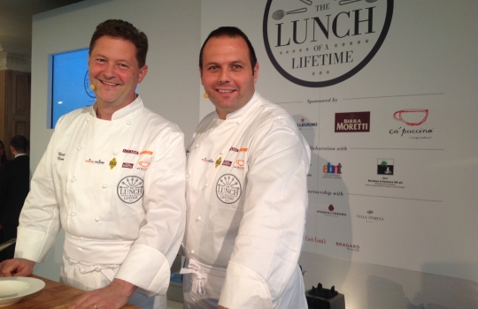 Galleria fotografica






Lo squadrone di Identità Londra al The Georgian di Harrods: in prima fila si riconoscono, da sinistra, Gennaro Esposito, Giuseppe Silvestri, Massimo Bottura, Luciano Monosilio, Carlo Cracco, Davide Scabin, Enrico e Roberto Cerea













L'Uovo in camicia allo zafferano, zucchine e cozze di Carlo Cracco








La carbonara di Luciano Monosilio








Trancio di pesce bianco scottato, variazione di clorofille e battuto di erbe aromatiche di Gennaro Esposito








Enrico Cerea, Da Vittorio a Brusaporto (Bergamo)








Luciano Monosilio, Pipero al Rex (Roma)























Davide Scabin, Combal.Zero di Rivoli (Torino)


















L'Insalatina di baccalà con le sue trippe e spuma di patate affumicate, piatto firmato dai fratelli Enrico e Roberto Cerea













Pasta shake













Una piccola parte del carello dei dolci dei Cerea













Enrico Cerea e il suo mondo di golosità dolci


















Carlo Cracco, ristorante Cracco di Milano con il giornalista britannico Nigel Barden













Gennaro Esposito, chef de La Torre del Saracino di Vico Equense (Napoli)








Il teatro del superlunch: ristorante The Georgian, quarto piano di Harrods a Brompton road, Londra





