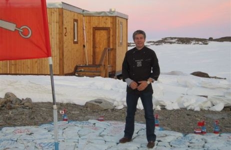 Galleria fotograficaL'aereo militare russo che ha portato i 17 golosoni russi da Citt&agrave; del Capo alla base antartica dove Giorgio Nava ha cucinato un pranzo e una cena espressamente per loro. Al Polo Sud adesso &egrave; estate e la temperatura varia tra i meno 25 gradi di notte e i meno 15 di giorno. Il volo &egrave; durato 6 ore. La pista di decollo non presentava traccia alcuna di neve...Uno scorcio del continente antartico dove Giorgio Nava si &egrave; recato il 7 novembre per preparare un pranzo e una cena a 17 ricchi turisti russi.Giorgio Nava, in fondo vestito poco visto che al polo la temperatura si mantiene ben sotto lo zero, mostra felice un paio di bottiglie di ottimo olio.