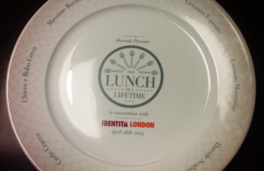 Galleria fotografica






Lo squadrone di Identità Londra al The Georgian di Harrods: in prima fila si riconoscono, da sinistra, Gennaro Esposito, Giuseppe Silvestri, Massimo Bottura, Luciano Monosilio, Carlo Cracco, Davide Scabin, Enrico e Roberto Cerea













L'Uovo in camicia allo zafferano, zucchine e cozze di Carlo Cracco








La carbonara di Luciano Monosilio








Trancio di pesce bianco scottato, variazione di clorofille e battuto di erbe aromatiche di Gennaro Esposito








Enrico Cerea, Da Vittorio a Brusaporto (Bergamo)








Luciano Monosilio, Pipero al Rex (Roma)























Davide Scabin, Combal.Zero di Rivoli (Torino)


















L'Insalatina di baccalà con le sue trippe e spuma di patate affumicate, piatto firmato dai fratelli Enrico e Roberto Cerea













Pasta shake













Una piccola parte del carello dei dolci dei Cerea













Enrico Cerea e il suo mondo di golosità dolci


















Carlo Cracco, ristorante Cracco di Milano con il giornalista britannico Nigel Barden













Gennaro Esposito, chef de La Torre del Saracino di Vico Equense (Napoli)








Il teatro del superlunch: ristorante The Georgian, quarto piano di Harrods a Brompton road, Londra








Enrico e Roberto Cerea





