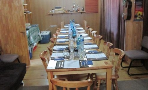 Galleria fotograficaL'aereo militare russo che ha portato i 17 golosoni russi da Citt&agrave; del Capo alla base antartica dove Giorgio Nava ha cucinato un pranzo e una cena espressamente per loro. Al Polo Sud adesso &egrave; estate e la temperatura varia tra i meno 25 gradi di notte e i meno 15 di giorno. Il volo &egrave; durato 6 ore. La pista di decollo non presentava traccia alcuna di neve...Uno scorcio del continente antartico dove Giorgio Nava si &egrave; recato il 7 novembre per preparare un pranzo e una cena a 17 ricchi turisti russi.Giorgio Nava, in fondo vestito poco visto che al polo la temperatura si mantiene ben sotto lo zero, mostra felice un paio di bottiglie di ottimo olio.Giorgio Nava, 47 anni, dei quali gli ultimi dodici vissuti in Sud Africa, tra ristoranti e allevamenti di bestiame, posa per una foto ricordo su una mappa del continente di ghiaccio fatta con sassi raccolti tutt'attorno. I confini sono tracciati con la vernice e le basi presenti al Polo Sud sono segnate con dei candelotti. Sempre lui, Giorgio Nava. Qui lo chef e patron del 95 Keerom Restaurant a Citt&agrave; del Capo sta preparando una zuppa di pesce fresco, in mano un granchio.