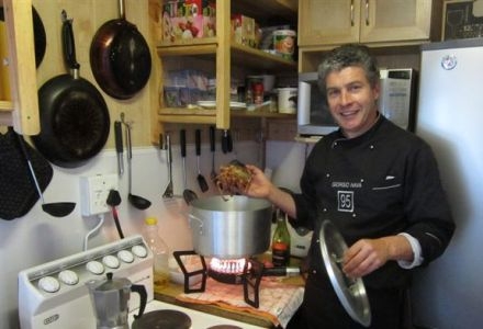 Galleria fotograficaL'aereo militare russo che ha portato i 17 golosoni russi da Citt&agrave; del Capo alla base antartica dove Giorgio Nava ha cucinato un pranzo e una cena espressamente per loro. Al Polo Sud adesso &egrave; estate e la temperatura varia tra i meno 25 gradi di notte e i meno 15 di giorno. Il volo &egrave; durato 6 ore. La pista di decollo non presentava traccia alcuna di neve...Uno scorcio del continente antartico dove Giorgio Nava si &egrave; recato il 7 novembre per preparare un pranzo e una cena a 17 ricchi turisti russi.Giorgio Nava, in fondo vestito poco visto che al polo la temperatura si mantiene ben sotto lo zero, mostra felice un paio di bottiglie di ottimo olio.Giorgio Nava, 47 anni, dei quali gli ultimi dodici vissuti in Sud Africa, tra ristoranti e allevamenti di bestiame, posa per una foto ricordo su una mappa del continente di ghiaccio fatta con sassi raccolti tutt'attorno. I confini sono tracciati con la vernice e le basi presenti al Polo Sud sono segnate con dei candelotti. 