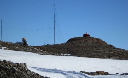 Galleria fotograficaL'aereo militare russo che ha portato i 17 golosoni russi da Citt&agrave; del Capo alla base antartica dove Giorgio Nava ha cucinato un pranzo e una cena espressamente per loro. Al Polo Sud adesso &egrave; estate e la temperatura varia tra i meno 25 gradi di notte e i meno 15 di giorno. Il volo &egrave; durato 6 ore. La pista di decollo non presentava traccia alcuna di neve...