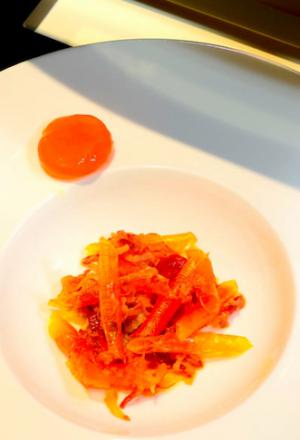 Galleria fotografica






Ravioli di latte di capra con funghi porcini alle erbe (1997)
La madre di tutte le paste ripiene craccobaronettiane.  Genesi 1997, in pieno fermento creativo alle Clivie. "E' il primo esempio di raviolo a bottone - rammenta Baronetto - Ricordo che andavo nel weekend a Giaveno, armato di tanica di plastica a comprare il latte di capra da un piccolo produttore. La cagliata era la farcia del raviolo: a contatto col caldo della cottura il ripieno si liquefaceva». Pasta ripiena d’estro ante-litteram. Un primo tornato in carta spesso negli anni milanesi. Prossimamente con asparagi verdi e tartufo nero (foto Italy behind the obvious)








Spaghetti fritti con composta di pomodoro e basilico fritto (2002)
Gli spaghetti sono cotti normalmente e poi fritti. Interessante la composta di pomodoro impigliata: si ottiene cucinando le solanacee interee in forno, su un letto di sale. Una volta scolate, ne rimane solo la polpa, un concentrato di gusto che poi si trita, condisce e incastra tra i rami di grano duro e il basilico fritto (Foto Bob Noto)








Rigatoni fritti, crema di broccolo e cozze (2003)
Anche qui, la pasta è cotta e poi fritta per un paio di minuti in padella, "come fosse una patatina". Troviamo così per la prima volta i rigatoni, un formato molto apprezzato da C&B: "E' per l'aria, per la cavità che racchiudono: sono belli e intrappolano il condimento, come dei mini-cannelloni" (Foto Bob Noto)





