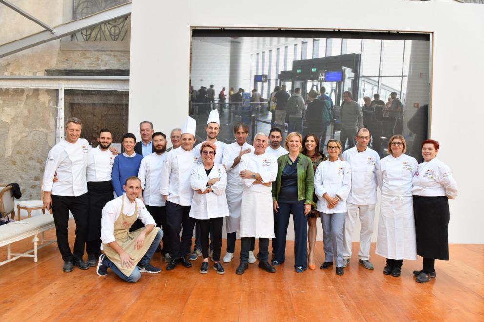 Galleria fotograficaTeatro dell'evento di&nbsp;East Lombardy, il&nbsp;monastero di Ast&igrave;no,&nbsp;Bergamo.&nbsp;E'&nbsp;un complesso conventuale plurisecolare di origine&nbsp;vallombrosana&nbsp;non pi&ugrave; attivo e&nbsp;restaurato nel 2015.
Alcuni degli illustri cuochi che hanno preso parte all'evento. Si riconoscono&nbsp;Carlo Cracco,&nbsp;Chicco Cerea,&nbsp;Tonino Cannavacciuolo&nbsp;e&nbsp;Bobo Cerea
L'affluenza ad "Astino nel Gusto": oltre 4mila partecipanti in&nbsp;3 giorni, 1.100 solo nell'evento di domenica
Ha aperto le danze&nbsp;Antonia Klugmann,&nbsp;L'Argine&nbsp;di Venc&ograve; (Gorizia),&nbsp;proponendo il suo&nbsp;Orzo, farro e radice amara.
Davide Oldani&nbsp;del ristorante&nbsp;D'O&nbsp;di Cornaredo (Milano), al fianco di&nbsp;Lisa Casali.&nbsp;L'autore della cucina Pop ha mostrato a tutti l&rsquo;importanza di lavorare con materie prime buone perch&eacute;, anche se povere, sono in grado di dare origine a piatti emozionanti.
Heinz Beck,&nbsp;La Pergola&nbsp;del Rome Cavalieri, Roma, 3 stelle Michelin,&nbsp;ha preparato &ldquo;Fontana o Pomodoro?&rdquo;: pomodoro, tonno fresco, semi di chia, capperi e chinoa soffiata. Un piatto concettuale, ispirato ai due grandi artisti evocati nel titolo
Tonino Cannavacciuolo,&nbsp;Villa Crespi&nbsp;(Orta San Giulio, Novara)
Chicco Cerea&nbsp;e&nbsp;Paolo Rota,&nbsp;Da Vittorio&nbsp;(Brusaporto, Bergamo):&nbsp;i padroni di casa preparano uno dei piatti protagonisti della serata di domenica: Risotto con lo Strachitunt
Carlo Cracco,&nbsp;Cracco, Milano (trasloco a breve, in galleria Vittorio Emanuele II). Ha proposto un classico della sua cucina, l&rsquo;&rdquo;Uovo affumicato&rdquo;. Cooking show sold out e tutti in fila allo stand per non lasciarsi sfuggire l&rsquo;occasione di vederlo all&rsquo;opera
Philippe L&eacute;veill&eacute;, Miramonti l'Altro (Concesio, Brescia). Ha cucinato Lumache e polenta, ritorno alla tradizione
Stefano Fagioli,&nbsp;Trattoria Via Vai&nbsp;di Bolzone, Ripalta Cremasca (Cremona). Ha proposto un piatto storico della tradizione cremonese: &ldquo;Cotechino cremasco con pipeto&rdquo; (battuto di verza e Grana Padano).
Romano Tamani&nbsp;del ristorante&nbsp;Ambasciata&nbsp;di Quistello (Mantova)&nbsp;ha presentato al pubblico &ldquo;Anoli ripieni di piccione&rdquo;, classici raviolini in brodo, una delle pi&ugrave; tradizionali ricette della tradizione mantovana.
Vittorio Fusari, bresciano, ora al timone del&nbsp;Pont de Ferr&nbsp;di Milano,&nbsp;firma anche i menu di&nbsp;WineGate11, il wine bar-ristorante situato nell'area partenze all'aeroporto di Milano-Bergamo. &nbsp;Ha deliziato il pubblico di Astino nel Gusto con &ldquo;Anatra con la verza in giro per il mondo&rdquo;, piatto dedicato al patrono del lago di Iseo, San Vigilio.
Lisa Casali,&nbsp;scienziata ambientale, blogger,&nbsp;scrittrice e membro del comitato food di&nbsp;East Lombardy, &egrave; stata la moderatrice dei cooking show nei&nbsp;giorni dell&rsquo;evento.
Nadia Vincenzi,&nbsp;Da Nadia, Erbusco (Brescia). Ha cucinato&nbsp;&ldquo;Seppia in oliocottura con giardiniera agrodolce e spuma di pomodoro Marinda&rdquo;, piatto che riflette la sua cucina audace: l&rsquo;oliocottura regala alla seppia una straordinaria morbidezza, che si sposa bene con la consistenza croccante della giardiniera.
Cannavacciuolo assediato dai fan
Orzo, farro e radice amara&nbsp;di&nbsp;Antonia Klugmann,&nbsp;il piatto che ha conquistato il pubblico di Astino con la semplicit&agrave; dei prodotti utilizzati. Materie prime povere, cereali mantecati con il burro: ricetta dall&rsquo;apparenza semplice ma che regala sapori accattivanti.
Timballo di fregola, salsa al vino bianco, zafferano e gambero&nbsp;di&nbsp;Davide Oldani
Davide Oldani&nbsp;del ristorante&nbsp;D'O&nbsp;di Cornaredo (Milano) e&nbsp;Francesco Cerea, fratello di&nbsp;Bobo&nbsp;e&nbsp;Chicco&nbsp;e responsabile della ristorazione esterna e delle pubbliche relazioni di&nbsp;Da Vittorio&nbsp;(Brusaporto, Bergamo). Accanto a&nbsp;Cerea,&nbsp;Loredana Vescovi&nbsp;dell'Antica Osteria dei Camel&igrave;&nbsp;di Ambivere (Bergamo),&nbsp;uno degli chef di&nbsp;East Lombardy&nbsp;che ha partecipato proponendo un piatto di tipici Casoncelli alla Bergamasca.
