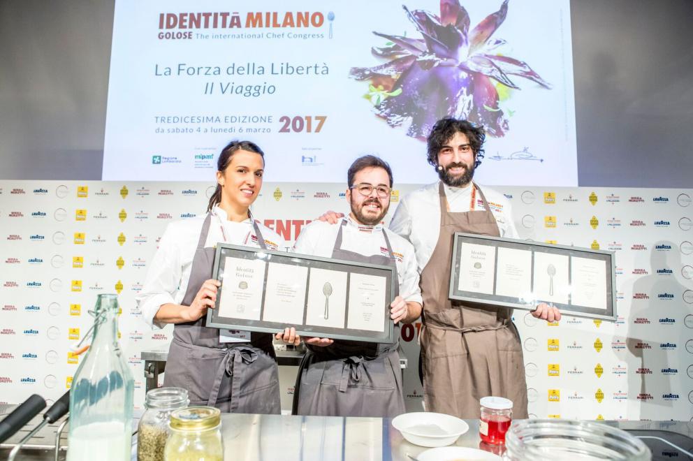 Galleria fotografica






ALFIO GHEZZI – Microclima: la distanza che accomuna - Fedele a se stesso e al titolo della sua lezione Alfio Ghezzi ha presentato la Tartiflette alla mia maniera, «una rivisitazione del frico, del rosti e della tartiflette; ma ho trovuto preparazioni simili anche in Norvegia», spiega. Per la sua tartiflette utilizza crema di patate, mortandela e un formaggio di pasta ottenuto dalla fermentazione di polvere di pasta precedentemente cotta in acqua per 50’ a 96° e poi essiccata in forno per un’intera notte









L’ingrediente principale del secondo piatto è lo yak della Val d’Ambiez, discendente dai buoi tibetani portati in Italia da Reinhold Messner, di cui Ghezzi ha impiattato la carne affiancandola a un crostino di pane di segale con lardo dello stesso yak, polvere di trombette nere, paprika affumicata, e - servito in tazza - a un brodo di carne di yak caramellata con miele e erbe






