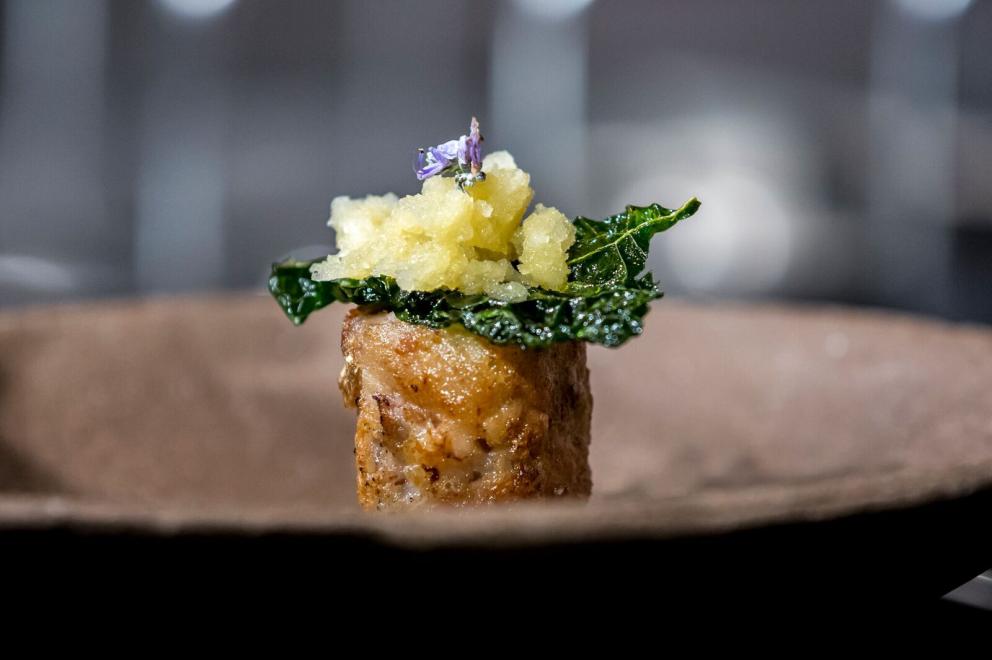 Galleria fotografica






ALFIO GHEZZI – Microclima: la distanza che accomuna - Fedele a se stesso e al titolo della sua lezione Alfio Ghezzi ha presentato la Tartiflette alla mia maniera, «una rivisitazione del frico, del rosti e della tartiflette; ma ho trovuto preparazioni simili anche in Norvegia», spiega. Per la sua tartiflette utilizza crema di patate, mortandela e un formaggio di pasta ottenuto dalla fermentazione di polvere di pasta precedentemente cotta in acqua per 50’ a 96° e poi essiccata in forno per un’intera notte









L’ingrediente principale del secondo piatto è lo yak della Val d’Ambiez, discendente dai buoi tibetani portati in Italia da Reinhold Messner, di cui Ghezzi ha impiattato la carne affiancandola a un crostino di pane di segale con lardo dello stesso yak, polvere di trombette nere, paprika affumicata, e - servito in tazza - a un brodo di carne di yak caramellata con miele e erbe









RICCARDO GASPARI con OLIVER PIRAS e ALESSANDRA DEL FAVERO Il “trip” del latte -Nell’agriturismo El Brite de Larieto l’alta cucina di Gaspari si sposa con le materie prime dell’allevamento di famiglia






