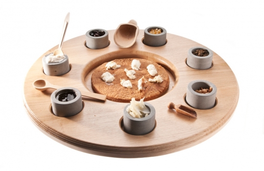 Galleria fotografica






Mezzogiorno in mezzo all’orto, ovvero Crema profumata di latte, radicchio tardivo di Treviso, puntarelle e castraure. Una pizza firmata dal superduo Corrado Assenza, Caffè Sicilia di Noto (Siracusa), e Simone Padoan dei Tigli di San Bonifacio, Verona








Dolce pizza con toma di ragusano e le sue dolci complicità: marmellata di pompelmo rosa e peperoni grigliati canditi. Un'altra soluzione a cavallo tra il dolce e il salato firmata da Corrado Assenza e Simone Padoan








La Salsiccia e cipolla di Beniamino Bilali del Berberè di Castel Maggiore (Bologna). Una pizza del territorio stesa in maniera tradizionale e semplice








Il Sole d'Inverno, ancora di Beniamino Bilali: più estrosa della precedente, unisce chips di pancetta, quenelle di albume di uova di quaglia e i tuorli resi più consistenti dopo una lavorazione in forno. «È la pizza che entra in cucina e la cucina che lavora per la pizza», ha spiegato il giovane bolognese del Berberè








La montanara fritta di Enzo Coccia, titolare de La Notizia, due insegne in via Caravaggio a Napoli. In questo caso, il topping è composto da pomodorini del Piennolo, provola di Bufala, pecorino e basilico








In alto, la brioche fritta di Enzo Coccia. Il ripieno può ospitare ricotta di bufalo e foglia di limone sorrentino oppure provola e San Marzano. Coccio ha parlato di mezzelune e i battilocchi. «Come faccio a conoscere questi termini? Ascolto i più anziani, depositari delle antiche tradizioni più dei libri»





