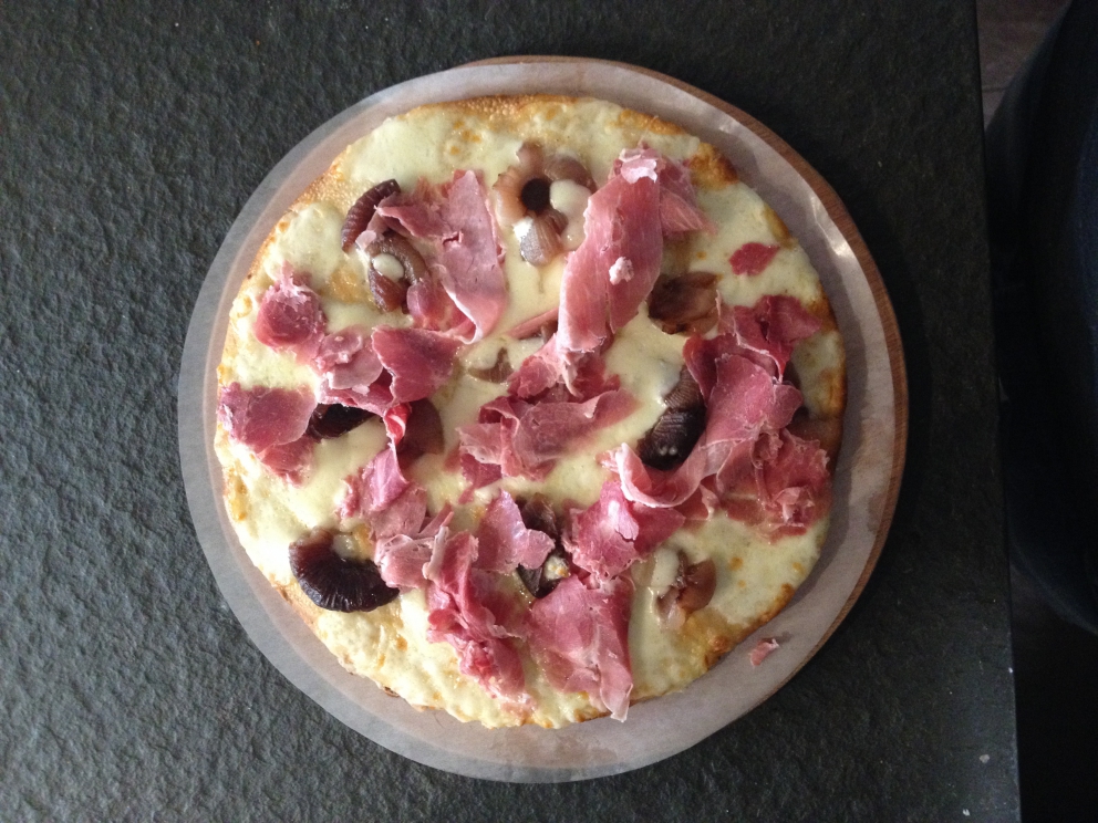 Galleria fotografica






Patrick Ricci, Pomodoro & Basilico, San Mauro Torinese (Torino)

Emozioni - Foie gras con criollo 100%, mostarda di fichi e mousse al caffè. Sottotitolo, l'amore in un morso. Resta in bocca un gusto finale di amaro e dolce, è un po' la sensazione che si prova quando si vive un amore, ma nei momenti un po' tristi, dopo una lite o quando non è corrisposto – foto Luca Appiotti









Simone Lombardi, Dry, Milano

Pizza anguilla al cartoccio, cime di rapa e provola affumicata - Un piatto dalla prevalente nota affumicata data dalla cottura dell’anguilla nel forno a legna. Le cime di rapa ne risaltano: sapidità, grassezza e tendenza amarognola









Leonardo Giannico, Taverna Gourmet, Milano

Pizza polipo e cime di rapa, impasto al nero di seppia – Con vellutata di broccoli calabresi cime di rapa e polipo alla plancia, il tutto accompagnato da un bicchierino di acqua di polipo, lime e pepe nero, per sciacquare la bocca e accompagnare la pizza









Antonio Pappalardo, La Cascina dei Sapori, Rezzato (Brescia)

Pizza da degustazione con tagliatelle di seppia, caco, noce macadamia e frutto della passione - L'abbiamo proposta in anteprima per la serata di beneficienza che abbiamo organizzato a favore della fondazione PInAC ed è piaciuta molto. L'ho creata insieme al mio secondo Matteo Attianese, perché abbiamo visto che in precedenza abbiamo proposto la seppia in alcune pizze ma sempre con poco successo. Quindi cambiando forma alla seppia (prima cotta sottovuoto e poi tagliata con l'affettatrice a mó di tagliatella) ho notato che è stata molto apprezzata









Denis Lovatel, Da Ezio, Alano di Piave (Belluno)

In-fusioni - La pizza inaugura un progetto al quale tengo molto, prevede la creazione di 12 pizze d'autore ideate insieme ad altrettanti importanti chef. Ne proporremo una al mese qui Da Ezio. Questo mese partiamo con una pizza creata insieme a Francesco Brutto di Undicesimo Vineria, premiato di recente come Miglior Chef Emergente del Nordest. Insieme abbiamo pensato una pizza bianca con fiordilatte, topinambur al forno, chips di cavolo nero, succo di cavolo nero, noci e infuso di Pu'er, un particolare tè post-fermentato cinese della regione della Yunnan, che più invecchia e più migliora. Sulla pizza usiamo un Pu'er del 1998 con sentori di noce, cantina, terra e corteccia. In generale è una pizza che gioca sull'armonia e non sui contrasti, i gusti si richiamano a vicenda









Alberto Morello, Gigi Pipa, Este (Padova)

Gennaio nell'orto - La verdura è ovviamente di nostra produzione (broccolo verde, finocchio con aneto, cipolla caramellata, spuma di spinaci e parmigiano, chips di broccolo fiolaro)









Ruggero Ravagnan, Grigoris, Mestre (Venezia)

Cavolo che sarda! - Fiordilatte, cavolo nero, sarda al forno, peperoncino fresco, pane croccante di Petra9, finocchietto









Simone Padoan, I Tigli, San Bonifacio (Verona)

Pizza raperonzoli e pasta di salame - Perché per me è la perfetta trasposizione di ricordi di infanzia in un piatto moderno, capace di attualizzare sapori tradizionali tipici di questo periodo









Renato Bosco, Saporè, San Martino Buon Albergo (Verona)

Aria Affumicata - Aria di pane cotta al vapore con renga affumicata e con crema calda di broccoletto di Custoza. Tradizioni e usanze della cucina veronese vogliono essere riportate in chiave attuale presentando un piatto che si troverà a Saporè nel periodo quaresimale. In molti paesi del Veronese si festeggia la renga (pesce povero) in concomitanza con il mercoledì delle ceneri. Sacro e profano si mescolano









Matto Aloe, Berberè, Bologna (anche Castelmaggiore e Firenze)

Pizza 'nduja di Spilinga, pomodoro, caciocavallo. Una pizza che ha preso posto nei menu di tutte le stagioni in Berberè. Un'evergreen caldo, deciso e accogliente: una pizza del sud






