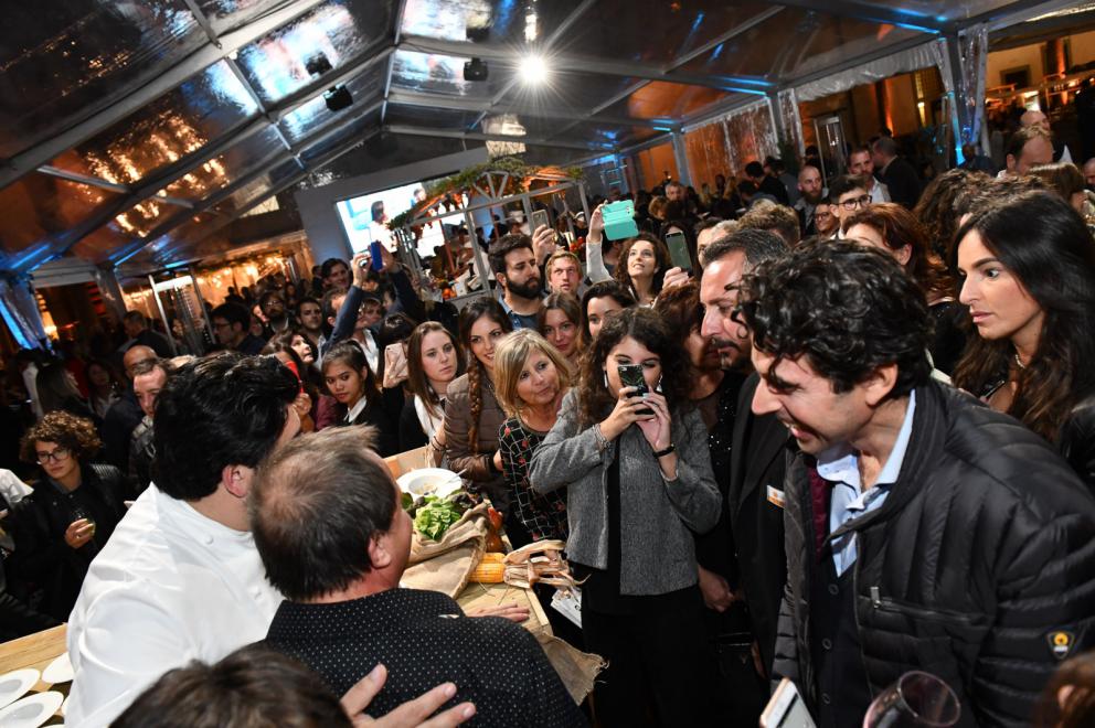 Galleria fotograficaTeatro dell'evento di&nbsp;East Lombardy, il&nbsp;monastero di Ast&igrave;no,&nbsp;Bergamo.&nbsp;E'&nbsp;un complesso conventuale plurisecolare di origine&nbsp;vallombrosana&nbsp;non pi&ugrave; attivo e&nbsp;restaurato nel 2015.
Alcuni degli illustri cuochi che hanno preso parte all'evento. Si riconoscono&nbsp;Carlo Cracco,&nbsp;Chicco Cerea,&nbsp;Tonino Cannavacciuolo&nbsp;e&nbsp;Bobo Cerea
L'affluenza ad "Astino nel Gusto": oltre 4mila partecipanti in&nbsp;3 giorni, 1.100 solo nell'evento di domenica
Ha aperto le danze&nbsp;Antonia Klugmann,&nbsp;L'Argine&nbsp;di Venc&ograve; (Gorizia),&nbsp;proponendo il suo&nbsp;Orzo, farro e radice amara.
Davide Oldani&nbsp;del ristorante&nbsp;D'O&nbsp;di Cornaredo (Milano), al fianco di&nbsp;Lisa Casali.&nbsp;L'autore della cucina Pop ha mostrato a tutti l&rsquo;importanza di lavorare con materie prime buone perch&eacute;, anche se povere, sono in grado di dare origine a piatti emozionanti.
Heinz Beck,&nbsp;La Pergola&nbsp;del Rome Cavalieri, Roma, 3 stelle Michelin,&nbsp;ha preparato &ldquo;Fontana o Pomodoro?&rdquo;: pomodoro, tonno fresco, semi di chia, capperi e chinoa soffiata. Un piatto concettuale, ispirato ai due grandi artisti evocati nel titolo
Tonino Cannavacciuolo,&nbsp;Villa Crespi&nbsp;(Orta San Giulio, Novara)
Chicco Cerea&nbsp;e&nbsp;Paolo Rota,&nbsp;Da Vittorio&nbsp;(Brusaporto, Bergamo):&nbsp;i padroni di casa preparano uno dei piatti protagonisti della serata di domenica: Risotto con lo Strachitunt
Carlo Cracco,&nbsp;Cracco, Milano (trasloco a breve, in galleria Vittorio Emanuele II). Ha proposto un classico della sua cucina, l&rsquo;&rdquo;Uovo affumicato&rdquo;. Cooking show sold out e tutti in fila allo stand per non lasciarsi sfuggire l&rsquo;occasione di vederlo all&rsquo;opera
Philippe L&eacute;veill&eacute;, Miramonti l'Altro (Concesio, Brescia). Ha cucinato Lumache e polenta, ritorno alla tradizione
Stefano Fagioli,&nbsp;Trattoria Via Vai&nbsp;di Bolzone, Ripalta Cremasca (Cremona). Ha proposto un piatto storico della tradizione cremonese: &ldquo;Cotechino cremasco con pipeto&rdquo; (battuto di verza e Grana Padano).
Romano Tamani&nbsp;del ristorante&nbsp;Ambasciata&nbsp;di Quistello (Mantova)&nbsp;ha presentato al pubblico &ldquo;Anoli ripieni di piccione&rdquo;, classici raviolini in brodo, una delle pi&ugrave; tradizionali ricette della tradizione mantovana.
Vittorio Fusari, bresciano, ora al timone del&nbsp;Pont de Ferr&nbsp;di Milano,&nbsp;firma anche i menu di&nbsp;WineGate11, il wine bar-ristorante situato nell'area partenze all'aeroporto di Milano-Bergamo. &nbsp;Ha deliziato il pubblico di Astino nel Gusto con &ldquo;Anatra con la verza in giro per il mondo&rdquo;, piatto dedicato al patrono del lago di Iseo, San Vigilio.
Lisa Casali,&nbsp;scienziata ambientale, blogger,&nbsp;scrittrice e membro del comitato food di&nbsp;East Lombardy, &egrave; stata la moderatrice dei cooking show nei&nbsp;giorni dell&rsquo;evento.
Nadia Vincenzi,&nbsp;Da Nadia, Erbusco (Brescia). Ha cucinato&nbsp;&ldquo;Seppia in oliocottura con giardiniera agrodolce e spuma di pomodoro Marinda&rdquo;, piatto che riflette la sua cucina audace: l&rsquo;oliocottura regala alla seppia una straordinaria morbidezza, che si sposa bene con la consistenza croccante della giardiniera.
