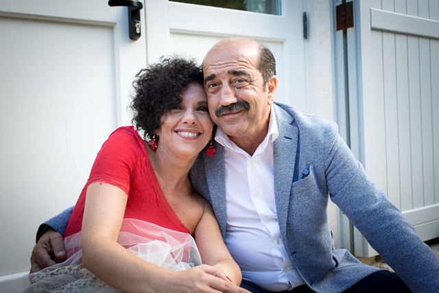 Galleria fotografica






Baccalà Giraldo, patate di Nardò e olive Leccine di Andrea Ribaldone









Cialledda, ventresca di tonno rosso Balfegò con quintessenza prima di origano di Domenico Schingaro









Sedanino di grano arso con crema di peperoni gialli, salsiccia a punta di coltello di Altamura croccante e ricotta leggermente acidula di Pietro Zito









Ricciola candita, insalata di ceci, limoni e olive di Paolo Rota









Finto hamburger di agnello Varvara, alici, salsa all'olio di oliva monocultivar coratina Muraglia e agrumi di Cristina Bowerman









Saltimbocca alla Martina Franca style, by Combal.Zero di Davide Scabin









Da Sud a Oriente di Corrado Assenza









Pietro Zito, Corrado Assenza, Paolo Rota e Andrea Ribaldone









Ferrarelle sponsor de Il Pranzo Possibile









Frantoio Muraglia sponsor de Il Pranzo Possibile







