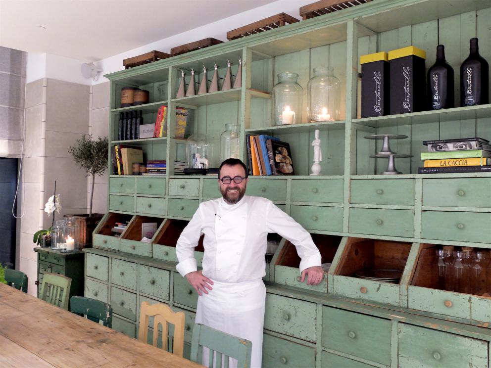 Galleria fotografica






I piatti della nostra cena, scatti di Tanio Liotta. Tartelletta di polenta, ricotta alla rucola e scaglie di grana e Schiacciata di patate, maionese al peperone, crema al peperone grigliato, salmone affumicato e avocado fresco. Bell'inizio









Tartare vegetale, caprino piccante aromatizzato all'arancia









Crema di patate di montagna, trippe di baccalà, caviale russo fresco non salato, burro al levistico: fantastico connubio di note iodate, salmastre, grasse, acide, amare, con perfetto contrappunto anche di texture e di temperatura (il burro al levistico è soffiato con l'azoto liquido)









Animelle di vitello alle nocciole, asparagi, spugnole ed estrazione di cerfoglio, golosità totale









Ravioli di pasta fresca ripieni di porro alla brace, crema di latticello, polline allo zafferano: la cucina di Morelli è in equilibrio tra eleganza e gusto, rassicura senza rinunciare al tocco creativo. Davvero matura e strutturata. Per tutti









Risotto mantecato alle radici di prezzemolo, lumache, terra di bourguignonne









Scorfano con tapenade di cipolle di Cevennes e bouillabaisse di zafferano: di nuovo, bella complessità ma anche la giusta carezza che sa tranquillizzare









Piccione cotto in due tempi, salsa allo sherry, barbabietola rossa marinata ai chiodi di garofano









I dolci d'avvalgono della consulenza di Gianluca Fusto, con Luca Franceschin, quindi non possono che essere che di gran livello. Qui il maestoso Cremoso leggero di cioccolato kalapia, crumble di olive nere liguri, cialde di pane e gelato di olio extravergine Bertarello






