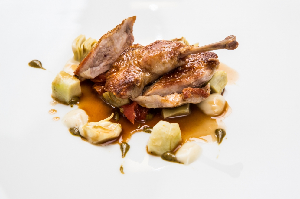 Galleria fotografica






Giorgio Damini, Damini & Affini, Arzignano (Vicenza)

La mia caesar salad - L'idea è sicuramente nata dopo le mie esperienze londinesi, quando ho scoperto come una salsa cambi completamante il gusto dell'insalata. Quindi ho cercato di esaltare tutti gli ingredienti dividendoli uno per uno, senza mescolare nulla, poi un pizzico di macelleria con la carne disidratata al posto del pollo e, dulcis in fundo, il pane di Eugenio Pol









Alessandro Dal Degan, La Tana, Asiago (Vicenza)

Crudo di anatra fiammeggiata, topinambur, foglie di faggio e sorbo dell'uccellatore - E' un piatto che per tonalita amaro-salate e per quelle dei colori è un simbolo della stagione fredda e della monocromia invernale. Un omaggio alla lentezza









Alessio Longhini, Stube Gourmet dell'hotel Europa, Asiago (Vicenza)

Riso carnaroli mantecato alla crema di topinambur, crudo di ricciola, caramello di birra stout, uova di salmone - Piatto che rispecchia le mie esperienze. Raccoglie gusti e consistenze diversi tra loro









Alfio Ghezzi, Locanda Margon, Trento

Non aglio e olio, non cacio e pepe, ma insolito Trentino - Spaghetti Monograno Felicetti, TrentoDoc Ferrari Perlé, Trentingrana e olio extravergine Garda Trentino Dop Uliva... Un piatto che nasce sulla suggestione di Bottura: «...ma siamo proprio sicuri che la tradizione sia rispettosa del territorio?». E che si sviluppa attraverso la tecnica dei due classici, aglio e olio e cacio e pepe, declinati però in chiave trentina









Giuliano Baldessari, Aqua Crua, Barbarano Vicentino (Vicenza)

Mungotto alle capesante, artemisia e argilla - Lo propongo perché offre un punto di vista diverso sul mondo del risotto. Il mungotto è il nome che ho dato al "risotto" fatto con i fagioli mung al posto del riso









Lionello Cera, Antica Osteria Cera, Campagna Lupia (Venezia)

Spaghettino freddo con cavolfiore, champagne rosé, scampo e ostrica - Un piatto che nasce dopo avere cotto il cavolfiore assieme ai gusci delle canocchie. Ho pensato di conferirgli acidità e ho fatto ridurre dello champagne con anice stellato. Poi scampo crudo battuto e un pezzo di ostrica per ricordare il mare in purezza









Nicola Dinato, Feva, Castelfranco Veneto (Treviso)

Risotto al broccolo di Bassano, cannocchie, mandarino, alici - "...with tangerine trees and broccoli skies..". Citiamo, modificandola, una frase del brano Lucy in the Skies with Diamonds, dei Beatles. Proponiamo l'italianità in un primo piatto invernale, che coglie spunti dal territorio limitrofo (il broccolo di Bassano del Grappa, le cannocchie della Laguna di Venezia), ma anche da altrove (i mandarini siciliani, la colatura di alici di Cetara). Il tutto unito da un grande riso, il Principato di Lucedio









Giuseppe D’Aquino, Oseleta, Cavaion Veronese (Verona)

Spaghetti al pomodoro del piennolo, burrata e scorza di limone – Un piatto che nella sua semplicità è diventato il must del ristorante Oseleta. Un piatto per il quale a detta di tanti vale la pena fare il viaggio









Riccardo Gaspari, El Brite de Larieto, Cortina d'Ampezzo (Belluno)

Spaghetto di montagna - Il profumo del bosco sfida la tradizione italiana in un semplice spaghetto aglio e olio









Donato Episcopo, La Corte dell'hotel Villa Abbazia, Follina (Treviso)

Mandorla di Toritto, composta di fichi “paradiso”, spugna all’alloro e gelato moka - Questo dessert nasce da un capriccio di mia mamma che, durante un mio viaggio, decise di mettermi di nascosto, in valigia, un vasetto di fichi secchi. Non so come fece a passare i controlli in aeroporto e comunque quando lo trovai fu una bella sorpresa. Mi ricordo che da ragazzo, quando andavo a casa delle zie o dei nonni, con il caffè offrivano dei fichi secchi con al centro una mandorla e un pezzettino di foglia di alloro (usanza della mia terra, che è il Salento)









Alberto Basso, 3Quarti, Grancona (Vicenza)

Risi e latte, miele, sfere di birra al lampone e ribes - Riso e latte è la tradizione, il cibo povero per eccellenza nelle nostre zone. Siamo partiti quindi da questo e dalla semplicità per sviluppare un dolce inusuale e per certi versi anche un po' estremo. Il riso viene cotto nel latte e mantecato col gorgonzola, per dare un po’ di sapidità, e miele del bosco di Rigoni di Asiago. Lo serviamo con lamponi disidratati, ribes e sfere di birra al lampone









Nicola Portinari, La Peca, Lonigo (Vicenza)

Anguilla in forno di braci con guava e tamarindo - L'anguilla è difficile da affrontare per la clientela a causa della sua grassezza. Quindi la sfida è creare un piatto da consigliare per poi ricevere complimenti e la conseguente voglia di mangiarlo di nuovo. Risulta croccante fuori e morbido dentro, con la guava che con la sua fresca tannicità doma la parte grassa dell'anguilla, mentre il tamarindo addolcisce e rende raffinato e vellutato il suo sapore rustico e leggermente terroso









Leandro Luppi, Vecchia Malcesine, Malcesine (Verona)

Raviolo aperto di spaghetti, lago e zafferano - Un chiaro omaggio al Marchesi del Raviolo aperto e allo Scabin dello spaghetto cotto in sottovuoto. In più, il mio lago









Lorenzo Cogo, El Coq, Marano Vicentino (Vicenza)

Ritorno alla sapidità - Alice sotto sale, rapa, dragoncello, kiwi fermentato, petali di carciofo e umibudo









Piergiorgio Siviero, Lazzaro 1915, Pontelongo (Padova)

Scam-pato verso i colli – Uno scampo di Chioggia tostato in saor, noce salata e tarassaco, chips di topinambur. Risalendo dalle valli di Chioggia lungo il Bacchiglione, il percorso tra storia e identità del mio territorio









Massimiliano Alajmo, Le Calandre, Rubano (Padova)

Mozzarella di mandorle - Una finta mozzarella di pasta cotta di zucchero, miele e albume soffiato come uno zucchero filato, senza l’utilizzo di coloranti o altri elementi artificiali. La ricostruzione olfattiva del piatto rimanda a una vera mozzarella per la presenza dell’acqua, dell’olio extra vergine di oliva, dell’origano e dei canditi vegetali. Ironia e immaginazione per travestire la mandorla e proiettarla in un’altra dimensione, per far riscoprire in pochi istanti una sensazione lattico-tattile-olfattiva e visiva in un dolce che non contiene nemmeno una goccia di latte – foto Bob Noto









Pierchristian Zanotto, Gambrinus, San Polo di Piave (Treviso)

Gamblù – E’ il nostro "blu" vegetale affinato in bacche di uva rabosa bio, sedano rapa e pane al pepe rosa. Seguendo il nostro percorso di cucina etica e responsabile, senza rinunciare alla golosità dei grandi formaggi









Oliver Piras e Alessandra del Favero, Aga dell'hotel Villa Trieste, San Vito di Cadore (Belluno)

Linguine, mirtilli, luppolo e salsiccia di manzo cruda - Abbiamo ricreato con due varietà di mirtilli diverse lo stesso ph del pomodoro e il condimento ricorda il classico sugo alla campidanese delle mie zone d'origine









Fabrizia Meroi, Laite, Sappada (Belluno)

Piatto del Piave - Salmerino leggermente marinato, yogurt alla camomilla di fiume, salsa di patate dolci e olio al crescione, meringhe all'alga spirulina e caramella effervescente.
Il piatto è dedicato al fiume che nasce a Sappada. Nel 2015 ricorreva inoltre il centenario della Prima Guerra Mondiale, evento storico che ha visto protagonista proprio il Piave









Corrado Fasolato, Spinachile Resort, Schio (Vicenza)

Filetto di Triglia con iceberg di ortaggi invernali e moka ai germogli di bosco - È una triglia cotta a bassa temperatura e poi messa su degli iceberg di ortaggi (frullati di verdure sifonati a -40°) e un brodo denso di gallina. Il tutto va irrorato con un’estratto di germogli di piante di bosco profumato con riccioli freschi di legno di castagno. Il calore scioglie gli iceberg e il tutto si trasforma quasi in un passato di verdure









Andrea Stella, Dalla Libera, Sernaglia della Battaglia (Treviso)

Gnocchi di patate soffiati con acciuga di Cetara e puntarelle - Già mia zia Libera circa cinquant'anni preparava ottimi gnocchi; così io ho deciso di riproporli in forma e consistenze nuove. Vengono soffiati in forno, mentre la base viene realizzata con l'acciuga di Cetara che per sua caratteristica è meno salata delle altre. La croccantezza viene data dalle puntarelle









Michele Cella, Basilico Tredici, Treviso

Riso, carbone, baccalà e “saor” - Sono particolarmente legato a questo piatto in quanto è stato premiato come miglior ricetta alla sesta edizione del Festival Triveneto del Baccalà - Trofeo Tagliapietra, vincendo così la manifestazione gastronomica itinerante che quest'anno ha raccolto 28 ristoranti tra Veneto, Friuli Venezia Giulia e Trentino Alto Adige e che rappresenta l’evento simbolo ed esemplare della passione per il baccalà in cui gli chef e le loro brigate si sfidano per ideare “la migliore ricetta innovativa”. Sono particolarmente legato a questo piatto anche perché rappresenta in pieno il mio concetto di cucina, in quanto ci sono prodotti che amo del mio territorio. Rispecchia la mia chiave di lettura della tradizione – foto Tobia Berti









Francesco Brutto, Undicesimo Vineria, Treviso

Riso acido - Si tratta semplicemente di un riso cotto nel succo di melograno fermentato e poi condito con tre polveri: di frutti di bosco, di karkadè e di buccia di chulo key lime bruciato. La cosa interessante per me sono le diverse acidità che lo compongono, nettamente differenti, e tutte riconoscibili: dall'acido-dolce del melograno, all'acido-amaro della polvere di limone. Gli ingredienti sono tutti autoprodotti: il limone è una piantina che mi è stata regalata da un amico di ritorno dalla Florida e che ora sta nel giardino del ristorante; i frutti di bosco sono stati raccolti quest'estate a casa mia, dove mia mamma ha coltivato anche un paio di piante di karkadè; i melograni vengono dal giardino di un nostro cameriere









Alessandro Intini, Nidaba, Montebelluna (Treviso)

Verdure alla griglia, purea di zucca e miso, gel al sakè, cavolo nero, spinacio fritto - Non c'è niente di più semplice del nutrirsi della terra, non c’è niente di più difficile del nutrirsi di essa









Andrea Asoli, Serena Baiano, Michelangelo Doria, Sabina Joksimovic, Venissa, Venezia

Pazzi "a' …mare" - Ruotepazze Benedetto Cavalieri, frutti di mare, acqua di datterini e sabbia di corallo. I frutti di mare cambiano texture, diventano gel e vanno a riempire le ruote che sono mantecate con l’acqua dei molluschi. Un’esplosione di mare in un boccone






