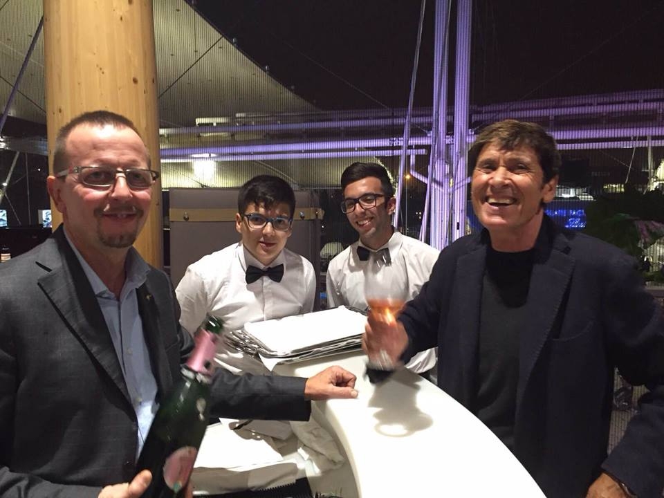 Galleria fotografica






Matteo Renzi, il giorno dell'inaugurazione, a tavola con il ministro Martina e con Massimo Bottura








"E' proprio lui!"








Giuseppe Sala e Francesco Rutelli intervistati da La7 sulla nostra terrazza








Claudio Ceroni di Magenta Bureau, con Sala e Rutelli








Il giornalista Beppe Severgnini








Il Maestro Gualtiero Marchesi, a colloquio con Fabio Abbattista








Giorgio Armani è stato un ospite a sorpresa per il menu di Carlo Cracco





