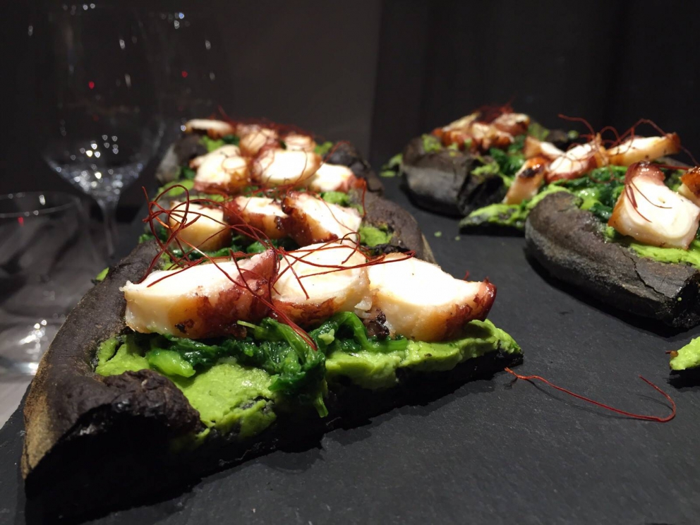 Galleria fotografica






Patrick Ricci, Pomodoro & Basilico, San Mauro Torinese (Torino)

Emozioni - Foie gras con criollo 100%, mostarda di fichi e mousse al caffè. Sottotitolo, l'amore in un morso. Resta in bocca un gusto finale di amaro e dolce, è un po' la sensazione che si prova quando si vive un amore, ma nei momenti un po' tristi, dopo una lite o quando non è corrisposto – foto Luca Appiotti









Simone Lombardi, Dry, Milano

Pizza anguilla al cartoccio, cime di rapa e provola affumicata - Un piatto dalla prevalente nota affumicata data dalla cottura dell’anguilla nel forno a legna. Le cime di rapa ne risaltano: sapidità, grassezza e tendenza amarognola






