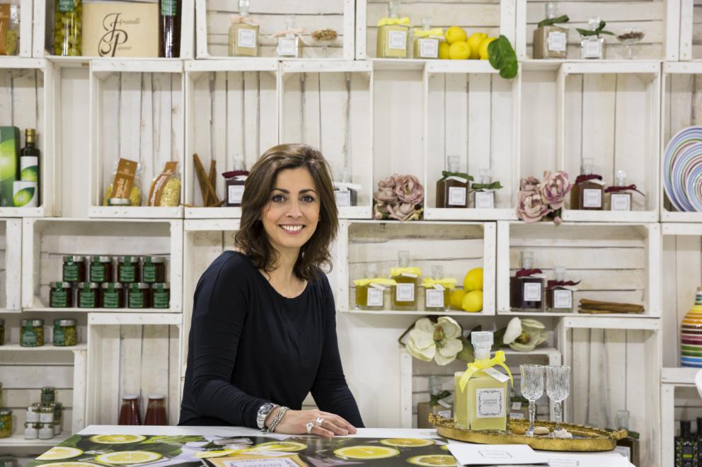 Galleria fotografica






Acetaia Giusti - Il Gran Deposito Aceto Balsamico di Giuseppe Giusti, la più antica azienda produttrice di Aceto Balsamico di Modena fondata nel 1605, ha portato al congresso l’intera Collezione Storica Giusti, una selezione di pregiati aceti balsamici invecchiati fino a 100 anni, assieme a un panettone all’aceto balsamico creato per Acetaia Giusti dall’Antica Pasticceria Muzzi. «Il nostro aceto è sempre in viaggio – ci ha raccontato Claudio Giusti – E' molto interessante vedere come viene utilizzato nelle cucine fusion di tutto il mondo, in Giappone, in Korea e nelle cucine americane e sudamericane». A Identità Golose il Banda Rossa, un aceto balsamico che invecchia in antiche botticelle risalenti al 1600, è stato in assoluto il preferito dagli chef









Agrimontana - Con Agrimontana abbiamo fatto un viaggio tra estetica, ragione e sentimento grazie a diversi appuntamenti con il pastry consultant Emmanuele Forcone che ci ha fatto scoprire forme e strutture in pasticceria; Andrea Tortora, pastry chef, che ha fatto la colomba, preparato la colazione e reinterpretato il pandoro; Diego Crosara, pastry consultant, che ha preparato un Gelato e cioccolato tra dolce e salato; e lo chef Marco Perez che ci ha mostrato un “cibo da favola” in un gioco di molteplici sapori dal gusto unico. Protagonisti i frutti della natura: zenzero candito, amarena chiara, albicocche, pere e olive siciliane candite









Alaska Seafood Marketing Institute (ASMI) - Presenti allo stand di Alaska Seafood i pesci che rappresentano l'eccellenza del gusto, il trionfo della naturalità e, soprattutto, della qualità. Abbiamo scoperto la raffinatezza dei prodotti ittici dell'Alaska: salmone selvaggio, black cod, granchio reale e ikura. Alessio Taffarello, chef di Lile in cucina, ha preparato deliziosi finger food con alcune di queste prelibatezze. Un viaggio meraviglioso dove l'alta qualità della materia prima e la libertà creativa dello chef hanno creato un'esperienza gustativa indimenticabile









Ambasciatori del Gusto - Presenti al congresso anche gli Ambasciatori del Gusto: cuochi, ristoratori, pizzaioli, sommelier, persone di sala, pasticcieri e gelatieri che attraverso il proprio mestiere si sono distinti nella valorizzazione del patrimonio agroalimentare ed enogastronomico italiano. L’associazione Ambasciatori del Gusto è una realtà senza scopo di lucro, espressione dell’eccellenza della ristorazione e della pasticceria italiana









Angelo dello chef - Angelo e Roberta Castellani hanno presentato tutto ciò che può essere utile per uno chef e ristoratore: arredo tavola, forniture complete per cucine professionali, pregiate porcellane, tutto per il finger food, macchinari, specialità alimentari e articoli per la pasticceria









Antica Corte Pallavicina - Come ogni anno i fratelli Spigaroli ci hanno proposto un viaggio di gusto tra i migliori salumi della Bassa Parmense. In primis il mitico culatello di Zibello che ora come 500 anni fa viene prodotto naturalmente, senza conservanti e affinato nelle cantine dell’Antica Corte Pallavicina. La proposta di salumi ha visto inoltre protagonisti il salame gentile, la mariola, il lardo di maiale nero e il “fioccaccio”, assieme a un culatello di Suino Nero di Parma 36 mesi abbinato a un metodo classico della cantina Berlucchi









Artmenu Factory - Con Artmenu Factory abbiamo intrapreso un viaggio all’insegna della qualità e del made in Italy: portamenu e carte dei vini nei materiali più svariati, dall’ecopelle stile canvas all’ecopelle imitazione legno. Lontana da qualsiasi criterio di standardizzazione, l’azienda lavora rigorosamente a mano le proprie realizzazioni coniugando sempre eleganza e funzionalità









Associazione Le Soste - L’associazione Le Soste riunisce ottantacinque tra i migliori ristoranti di cucina italiana nel nostro Paese e nel Mondo. L’idea originaria prese forma nel 1982 durante una cena tra ristoratori amici: alcuni tra i maggiori chef italiani stabilirono di incontrarsi periodicamente per condividere spunti e progetti sull’enogastronomia italiana d’eccellenza e rendere noti ai propri clienti i ristoranti che perseguivano quotidianamente gli ideali di cultura gastronomica, convivialità, accoglienza, cortesia e raffinatezza. Il modello di riferimento furono dal principio le grandi associazioni francesi come Traditions et Qualité e Relais Gourmands. Da allora tanti anni sono passati, ma lo spirito di amicizia tra i diversi soci, nonché il percorso comune teso all’alta qualità, animano ancora oggi i membri Le Soste









Azienda agricola San Pietro a Pettine - L’azienda agricola San Pietro a Pettine è stata presente a Identità Milano 2017 per rappresentare l’Umbria e per raccontare l’eccellenza di un territorio che sta vivendo un momento difficile. Allo stand si sono alternate degustazioni di specialità gastronomiche al tartufo, tra cui il succo di tartufo nero pregiato, ultimo nato in azienda, che ha fatto il suo debutto al congresso









Azienda agricola Valier - Daniele Valier è stato il primo a credere nella valorizzazione della noce verde e ora la sua azienda agricola Valier è la prima e unica a livello nazionale a lavorarla e valorizzarla in ogni sua stagionalità. Allo stand dell’azienda abbiamo conosciuto l’intera linea di prodotti Noce Verde e Noce Secca: farina e pasta di noci, noci sgusciate e olio di noce estratto a freddo dalla spremitura della noce Lara prima qualità









Berlucchi - Berlucchi ha accolto gli ospiti nella sua lounge all black dove, oltre all’assaggio di ’61 Brut, Satèn e Rosè, si sono tenute degustazioni di audaci abbinamenti di salmone Upstream, culatello da maiale nero affinato 36 mesi dell’Antica Corte Pallavicina, con ’61 Nature 2009, Franciacorta non dosato, affinato 5 anni sui lieviti. Cristina Bowerman di Glass Hostaria ha deliziato il pubblico con tre finger in un originale “elogio della purezza”









Bonaventura Maschio - Prime Uve, il prodotto simbolo di Bonaventura Maschio, ha ispirato i cocktail dei bartender in abbinamento alle creazioni di grandi chef. Marco Russo e Wicky Priyan, Flavio Angiolillo e Moreno Cedroni, Mattia Pastori e Marcello Trentini sono stati i protagonisti di “Alambicchi, sorsi e assaggi”, le degustazioni ispirate all’uso versatile di Prime Uve che Bonaventura Maschio ha proposto ogni giorno presso lo stand. Per Prime Uve sono stati anche studiati dei cocktails da Noi di Sala, in particolare da Marco Civitelli e Abdel El Attaoui di Ceresio 7. «Abbiamo raccontato il tema del viaggio con i nostri prodotti e la loro diversità d’origine: alcuni, come la grappa, sono tradizionalmente italiani, altri sono dei gin che parlano un’altra lingua ma noi li abbiamo reinterpretati in chiave tricolore – ci hanno spiegato Anna e Andrea Maschio - I nostri prodotti per la mixology hanno fatto un viaggio che parte dal Messico, dai Caraibi, dall’Inghilterra, dall’Irlanda, per arrivare fino a noi»









Carozzi Formaggi - Shottini di taleggio, limone e Martini, muffin al cioccolato e olive taggiasche accompagnati da primosale, gazpacho e formaggio di capra: Carozzi Formaggi quest’anno ha voluto proprio stupire il pubblico di Identità Golose che ha potuto vivere un viaggio nel mondo del formaggio più raffinato e gustoso. Durante la kermesse, ad accompagnare l’azienda valsassinese c’era lo chef Marco Rossi che con il suo estro ha saputo conquistare i presenti declinando il formaggio in una serie di finger food ricercati. La collaborazione tra Carozzi e lo chef del ristorante Al Rustico di Lambrugo è sfociata nella creazione del libro “Dal mare alla montagna, e ritorno”: uno scrigno composto da una serie di ricette volte a presentare i formaggi Top Level Carozzi sotto diversi punti di vista. I formaggi Carozzi hanno chiuso la tre giorni da protagonisti all’evento Identità di Champagne organizzato da Ruinart









Coltelleria Silvano Collini - Per la prima volta al congresso la Coltelleria Collini ha presentato Ibrà, una nuova linea artigianale e semi-artigianale di coltelleria da chef firmata Silvano Collini. «L’insolita forma a “B” di questi coltelli è un omaggio a Bra, la mia città» ci ha spiegato Silvano Collini, che nei tre giorni di congresso ci ha offerto degustazioni di vini e assaggi di prodotti tipici del territorio delle Langhe e Roero, elaborati e presentati dallo chef Luca Dall'Aglio









Comune di Arenzano – Villa Figoli - La Villa Figoli Des Geneys è la sede per la nuova Accademia di Alta Formazione per l'Hótellerie di Bordo. È la prima scuola in Italia dedicata esclusivamente alla formazione di professionisti dell'hótellerie che lavoreranno sulle navi passeggeri: cuochi, pasticceri, panettieri, animatori, addetti al servizio clienti e altre figure legate all'accoglienza e all'intrattenimento di bordo. L’iniziativa nasce dalla collaborazione tra Regione Liguria, Comune di Arenzano e Fondazione ITS Accademia Italiana Marina Mercantile, che gestisce la scuola con l’obiettivo di promuovere l’eccellenza italiana nel comparto dell’ospitalità di bordo









Consorzio Prugne della California - Il Consorzio delle Prugne della California, realtà che raggruppa 900 coltivatori di susine e 29 confezionatori di prugne che da oltre 150 anni si dedicano alla coltivazione e alla raccolta di questo superalimento di pregio, ci ha fatto scoprire i suoi prodotti con degustazioni giornaliere di prugne, concentrati e puree assieme a brioche e biscotti preparati dallo chef Andrea Valentinetti. Ricche di sostanze nutrienti e considerate estremamente benefiche per la salute e il benessere, le prugne rappresentano il prodotto per eccellenza da tenere anche in cucina. Per questa ragione, sia i cuochi professionisti che quelli meno esperti amano includere le prugne nelle loro creazioni culinarie per sostituire un po’ del burro, dell’olio o dello zucchero nella ricetta









Consorzio tutela Arancia Rossa Igp - Il Consorzio Tutela Arancia Rossa di Sicilia Igp ha proposto una serie di degustazioni dedicate all’arancia rossa, prodotta esclusivamente in Sicilia (a Catania, Enna e Siracusa) grazie alle forti escursioni termiche. Il Consorzio, che conta oggi oltre 600 soci fra produttori e confezionatori per 6.500 ettari di coltivazione certificata, ha l’obiettivo di tutelare, promuovere e valorizzare Tarocco, Moro e Sanguinello che, con le varie cultivar, sono le varietà di arancia rossa previste dal disciplinare di produzione









Contadi Castaldi - Contadi Castaldi ha presentato la sua filosofia aziendale e prodotti di alto livello per quella che l’azienda stessa definisce “una nuova generazione di Franciacorta”: il Soul Satèn, una riserva franciacortina, 100% Chardonnay, affinata 72 mesi sui lieviti per un gusto scattante, fresco e piacevole









Coppini Arte Olearia - L’olio extravergine T.o.p. di Coppini Arte Olearia è stato l’olio ufficiale di Identità Milano 2017, utilizzato per le preparazioni di tutti gli chef durante i tre giorni di congresso. T.o.p. - Tracciabilità Origine Prodotto è un’iniziativa che racchiude e rappresenta l’anima più profonda della Coppini Arte Alearia. Il nucleo del progetto è stato concepito nei primi anni ’80 e ora è un sigillo che contiene l’anima, la filosofia e la storia step by step dell’azienda, dai primi passi fino a oggi. I prodotti di Coppini sono stati esaltati da degustazioni con abbinamenti innovati di Stefano Guizzetti, Terry Giacomello del ristorante stellato Inkiostro e Alfonso Vitelli del ristorante Areadocks









Dissapore-Ifood - Dalla rete al congresso più importante d’Italia: iFood.it e Dissapore.com a Identità Golose 2017 sono stati presenti con più di 20 iFood Social Reporter per raccontare live attraverso i social gli istanti più significativi del congresso, assieme a interviste con gli ospiti e i protagonisti dell’evento al Dissapore Café. «Sono passati cinque anni da quando venni per la prima volta al congresso come blogger, esserci oggi con questo spazio è una grandissima soddisfazione» ci ha raccontato Vatinee Suvimol, responsabile iFood









Divine Creazioni Surgital - Allo stand di Divine Creazioni si sono alternate preparazioni e degustazioni di panciotti con finferli e fontina e spaghetti cacio e pepe della linea Divine Creazioni, assieme alle due ricette realizzate dallo chef stellato Paolo Gramaglia. Novità presentata al congresso i mammoli, delicati e morbidi gnocchi di patata viola della miglior specie: le vitelotte









East Lombardy - Lo stand di East Lombardy ha scandito i tre giorni di congresso a ritmo di colazioni, pranzi e aperitivi preparati dagli chef e dalle aziende protagoniste del grande progetto che vede la Lombardia Orientale Regione Gastronomica Europea 2017. Alla Scuola di Identità Golose, inoltre, è stato ospitato l’evento di lancio di East Lombardy con brindisi a cura del Franciacorta e cooking show con degustazione di Petronilla e Paolo Frosio del Frosio di Almè, Riccardo Camanini del Lido 84 di Gardone Riviera, Sergio Carboni del ristorante Locanda degli Artisti a Cappella De' Picenardi e Vera Caffini dell'Aquila Nigra di Mantova









Eccellenza Ellenica - Eccellenza Ellenica ha riportato al congresso la cooperativa di produttori di zafferano ellenico, krokos kozanis, insieme a un nuovo prodotto, la bottarga trikalinos, e un calendario di attività ricco e goloso con degustazioni di gelati d’autore. Ad aprire le danze allo stand sono state le signore della pasticceria Il Girasole e, a seguire, gli chef Felix Lo Basso, Cesare Grandi, Gaetano Riccio Pesciolini, Fabio Zanetello, Laura Ghezzi, Marcello Trentini, Cesare Battisti, Paolo Paciaroni e Vasiliki Pierrakea









Famiglia Cecchi - Famiglia Cecchi ha presentato tutti i giorni un abbinamento perfetto tra il vino Coevo, flagship aziendale, e i piatti principi della cucina toscana della tradizione. Assieme a Coevo, degustazioni di Primocolle, il Chianti Classico DOCG di Villa Cerna, vino rappresentativo della Famiglia Cecchi, e di Litorale, il Vermentino dell’estate italiana









Federazione Italiana Cuochi - La Federazione Italiana Cuochi, una rete capillare di 114 associazioni italiane ed estere, con i suoi 16mila associati costituisce la rappresentanza sul territorio nazionale dei professionisti e degli allievi della cucina. Presente nei principali saloni culinari del mondo nel circuito della World Association of Cooks Societies (World-Chef), ha un ruolo di primo piano nelle grandi competizioni internazionali attraverso i suoi Team Nazionali (NIC) e la Direzione Continentale dei Paesi de Sud Europa. La Fic ha sempre operato nella formazione e nell’aggiornamento professionale, affrontano ogni problematica legata alla categoria e alle linee di tendenza del settore culinario









Fingerlime - Espositori e visitatori hanno potuto assaggiare l’esplosivo gusto del Fingerlime, innovative perline 100% naturali, in tre diverse varietà appena arrivate dall’Australia, assieme a emulsioni a caldo e a freddo del frutto intero e del frutto candito. Il Fingerlime è un agrume comunemente chiamato “Limone Caviale” o “Caviale di agrumi” perché la polpa è composta da tante vescicole sferiche, cariche di succo, che lo fanno somigliare al caviale. Grazie al suo sapore unico e alla bellezza dei chicchi, viene utilizzato come ingrediente per le preparazioni gastronomiche: dai piatti più semplici ai piatti d’alta ristorazione









Fiorirà un giardino - Fiorirà un giardino è un’azienda italiana che, da più di venti anni, crea e commercializza prodotti in tutto il mondo. Alta qualità e rispetto per l’ambiente sono alla base di questo marchio che produce arredi, tessili, oggetti e profumi d’arredo made in Italy. La raffinata collezione è dedicata a chi desidera distinguersi e possiede un occhio attento alla cura dei dettagli. Fiorirà un giardino è un marchio dove ogni singolo oggetto è disegnato e realizzato con estrema attenzione, allo scopo di creare linee armoniose e immediatamente riconoscibili









Franciacorta - La Franciacorta è la zona vitivinicola per eccellenza nell'area geografica di East Lombardy, il territorio delle province di Bergamo, Brescia, Cremona e Mantova, che quest'anno è l'European Region of Gastronomy. Tutti i giorni di Identità Milano i visitatori hanno potuto degustare le migliori selezioni di bollicine della Franciacorta allo stand di East Lombardy









Frantoio Muraglia - La famiglia Muraglia produce in Puglia olio extravergine d’oliva da 5 generazioni. L’olio è estratto a freddo nel frantoio di famiglia dalle olive coltivate nell’azienda agricola. Alla tradizione e storia che accompagna i prodotti del Frantoio Muraglia, si è associata una forte vocazione e attenzione al packaging dei prodotti. Al congresso ha proposto degustazioni di oli aromatizzati naturali, per un viaggio territoriale e gustativo









Frantoio di Sant’Agata d’Oneglia - Per il Frantoio di Sant’Agata d’Oneglia l’edizione 2017 di Identità Milano è stata speciale: l’azienda ha festeggiato il 190esimo anniversario della fondazione. Dal 1827 la famiglia Mela produce sulle colline dell’entroterra Imperiese, nel frantoio di proprietà. Nella giornata finale del congresso Luca Marchini, chef de L’Erba del Re di Modena e presidente Jre Italia, ha proposto nello stand del frantoio alcuni piatti che hanno visto l’olio protagonista









Frantoio Sommariva - Il Frantoio Sommariva produce da oltre 100 anni olio extravergine d’oliva da olive della varietà Taggiasca, Pignola, Merlina e Colombaia, coltivate nell’azienda agricola di famiglia in Liguria. Nell’azienda, a conduzione biologica dal 1972, si producono inoltre basilico, rucola, carciofi e pomodori che, nel laboratorio di famiglia, sono trasformati in ottimo pesto genovese con basilico Dop, olive in salamoia, varie salse e conserve









Fratelli Pinna - La Fratelli Pinna produce uno dei migliori oli della Sardegna dagli antichi uliveti che si estendono nella zona denominata Prato Comunale, alle porte di Sassari. Quest'olio, chiamato Antichi Uliveti del Prato dal nome del luogo, deriva dalla spremitura di olive della varietà bosana. Al congresso l'azienda ha offerto degustazioni anche di sfiziosità sottolio: tra le novità il tonno rosso di Carloforte in olio extravergine denocciolato. Nella linea Eticalimenta c'è una selezione di grandi prodotti della Sardegna tra i quali il pane guttiau e la fregola









Gancia - Tradizione, cultura ed eleganza del passato insieme a innovazione, ricerca e glamour: a Identità 2017 Gancia ha presentato le sue anime complementari. L’azienda astigiana ha offerto degustazioni dei suoi prodotti iconici con interessanti novità. Allo spazio espositivo si solo alternati barman e bartender di due locali top di Milano, Boutique 12 e Davai, che hanno proposto i loro cocktail sapientemente abbinati a finger food innovativi






