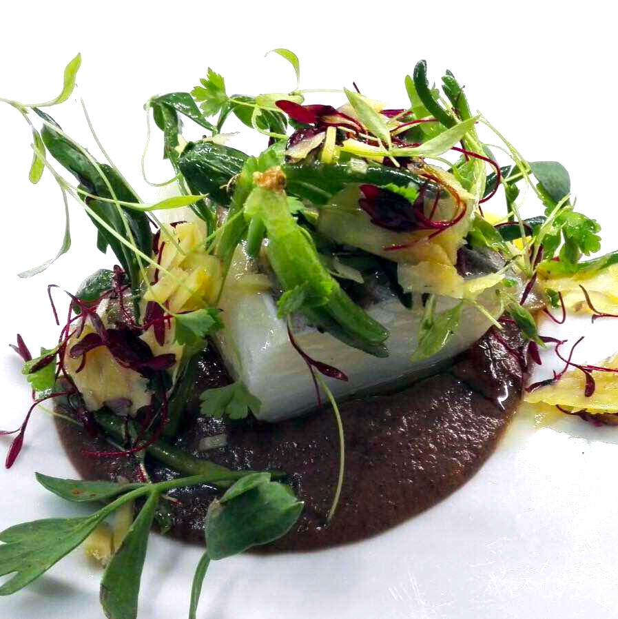 Galleria fotografica






Giuseppe Causarano, Locanda Gulfi, Chiaramonte Gulfi (Ragusa)

Palamita affumicata con foglie di vite, melagrana e azzeruole - Il piatto nasce dalle escursione sul letto del fiume Irminio, territorio sconosciuto e incontaminato che si addentra tra i Monti Iblei e sfocia a Donnalucata, dove poter raccogliere frutti, fiori e erbe selvatiche. Racconta la biodiversità di una terra fantastica come la Sicilia, lavorando uno dei pesci cosiddetti "poveri" come la palamita utilizzando dei prodotti dimenticati come le azzeruole. Il supporto del piatto disegnato da me e realizzato da un artigiano di Modica Giovanni Cerruto ricorda i ciottoli del fiume Irminio









Pino Cuttaia, La Madia, Licata (Agrigento)

Memoria visiva - E' il mio ricordo in una fetta di tonno rosso di Sicilia. Quando ero piccolo mio nonno, che era un ottimo cuoco, marinava con un po' di limone la paillard di vitello, prima di cuocerla. Faccio lo stesso col tonno, ma non lo cuocio anche se l'aspetto è simile, l'impressione della cottura è data proprio dalla marinatura. Se capita lascio che si trovi nel piatto anche il seme del limone: le mamme non si curavano mai se qualche seme cadeva nel piatto. Così presento la ricetta con una volontà evocativa di una quotidianità familiare, che è vita









Peppe Bonsignore, L’Oste e il Sacrestano, Licata (Agrigento)

Evoluzione di un'insalata di mare - Polpo cotto nel tè verde, seppia intagliata, gambero rosso di Licata il tutto servito su una crema di carote e un caramello di soia ottenuto dalla cottura dei cefalopodi. Ricordo che da bambino odiavo il polpo, fin quando mia mamma non decise di farlo con i sottaceti, dove primeggiava la carota, così iniziai ad assaggiarlo. Da quella memoria sono partito; così ho iniziato a lavorare sull'inserimento della carota. Tutto ebbe inizio nel 2009 e ogni anno modifichiamo la ricetta. Studiamo le cotture, aggiungiamo sempre qualche pesce, l’affumicatura del polpo viene fatta con ramoscelli di rosmarino secchi. La buccia di mandorla dona quel profumo di forno a legna che rievoca le nonne. Insomma oggi, nel 2016, dopo 7 anni, non diciamo mai che è una preparazione perfetta, perché è in continua evoluzione









Emanuele Russo, Le Lumìe, Marsala (Trapani)

Filetto di ombrina cotto a bassa temperatura con olio nuovo e miele di timo - Un piatto che unisce il gusto delicato del pesce alla dolcezza del miele e al piccante olio di Nocellara del Belice (la tradizione del pesce con l'innovazione della cottura a bassa temperatura)









Accursio Craparo, Accursio, Modica (Ragusa)

China su te - E' un divertimento che ammalia la vista prima di sorprendere il gusto: rompendo un bottone di seppia che racchiude il suo nero, restiamo ad ammirare la china che fluttua nel brodo di alghe, zenzero e tè nero, come nell'antica arte giapponese del suminagashi









Peppe Barone con Ninni Radicini, Fattoria delle Torri, Modica (Ragusa)

Sovrapposizioni autunnali di fava e fagiolo - Sovrapporre vuol dire in chiave compositiva la necessità, l'aspirazione di ogni essere umano di elevarsi, spingersi verso il cielo, in alto. D'altra parte congiungere due legumi di capitale importanza dà il senso del lavoro del cuoco, che è quello della sintesi di pensiero. Abbinarli alle erbe spontanee era una necessità oggi quasi obbligatoria. Il cuoco unisce sempre e mai separa









Corrado Assenza, Caffè Sicilia, Noto (Siracusa)

Prima che il sole scaldi - Un ragout di seppie e fave di cacao in salsa di broccolo viola, crema di peperoni grigliati. E poi due fili di ottima pasta. Concepito e realizzato col modo di fare di un pasticcere che lavora sul cibo pescando dolcezze e sapidità, costruendo consistenze e incroci con l'utilizzo di quanto la natura ci offre









Salvatore Vicari, Vicari, Noto (Siracusa)

Quaglia, rapa rossa e mela cotogna - Come in un bozzetto campestre ispirato al territorio di Noto, portiamo nel piatto un intero, piccolo ecosistema, che si muove dalle radici al cielo









Massimo Giaquinta, Cortile Arabo, Pachino (Siracusa)

Ostrica Porca - Da un pensiero "piccante" nasce questo piatto, un’ostrica dal mare alla terra, che racchiude l’eleganza della Sicilia. Tre sensazioni differenti ma inscindibili: passione, profumo e dolcezza. La passione trasposta dall'abbraccio tra ostrica e lardo di maialino nero dei Nebrodi, il profumo esaltato da menta peperita, erba citrica e polvere di arancia siciliana, la dolcezza viene sottolineata dalla confettura di gelso nero. Da gustare in un sol boccone - foto Rossana Brancato









Francesco Scarpulla, Brunaccini, Palermo

Ciacuni di patate e farina di tumminia con sparacelli (broccoletti siciliani), cozze, vongole e aria di mare - I ciacuni, gnocchi di patate simili a piccole “ciache” (ciottoli), rivisitazione di un grande classico della tradizione siciliana; la pasta coi frutti di mare con l’introduzione di un elemento terra, lo sparacello, e il tocco finale dellʼaria di mare, che rendono il piatto creativo e innovativo pur mantenendo i sapori tradizionali









Carmelo Trentacosti, Cuvée du Jour del Villa Igiea, Palermo

Triglia farcita con brunoise di verdurine, guazzetto di gamberi bianchi di nassa, crema di lattuga nostrana, bottarga di caviale Calvisius e cracker mediterraneo – E’ una “triglia in guazzetto”, versione moderna della triglia in umido alla messinese che facciamo in Sicilia






