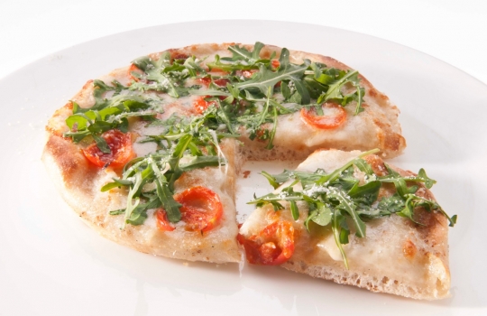 Galleria fotografica






Mezzogiorno in mezzo all’orto, ovvero Crema profumata di latte, radicchio tardivo di Treviso, puntarelle e castraure. Una pizza firmata dal superduo Corrado Assenza, Caffè Sicilia di Noto (Siracusa), e Simone Padoan dei Tigli di San Bonifacio, Verona








Dolce pizza con toma di ragusano e le sue dolci complicità: marmellata di pompelmo rosa e peperoni grigliati canditi. Un'altra soluzione a cavallo tra il dolce e il salato firmata da Corrado Assenza e Simone Padoan








La Salsiccia e cipolla di Beniamino Bilali del Berberè di Castel Maggiore (Bologna). Una pizza del territorio stesa in maniera tradizionale e semplice








Il Sole d'Inverno, ancora di Beniamino Bilali: più estrosa della precedente, unisce chips di pancetta, quenelle di albume di uova di quaglia e i tuorli resi più consistenti dopo una lavorazione in forno. «È la pizza che entra in cucina e la cucina che lavora per la pizza», ha spiegato il giovane bolognese del Berberè








La montanara fritta di Enzo Coccia, titolare de La Notizia, due insegne in via Caravaggio a Napoli. In questo caso, il topping è composto da pomodorini del Piennolo, provola di Bufala, pecorino e basilico








In alto, la brioche fritta di Enzo Coccia. Il ripieno può ospitare ricotta di bufalo e foglia di limone sorrentino oppure provola e San Marzano. Coccio ha parlato di mezzelune e i battilocchi. «Come faccio a conoscere questi termini? Ascolto i più anziani, depositari delle antiche tradizioni più dei libri»








La Pizza del Venerdì di Massimo Gatti de I Due Gatti, pizzeria a Borgo Val di Taro in provincia di Parma. È una pizza che sfrutta la dolcezza naturale dei suoi ingredienti. I clienti al tavolo possono scegliere gli ingredienti per condirsela





