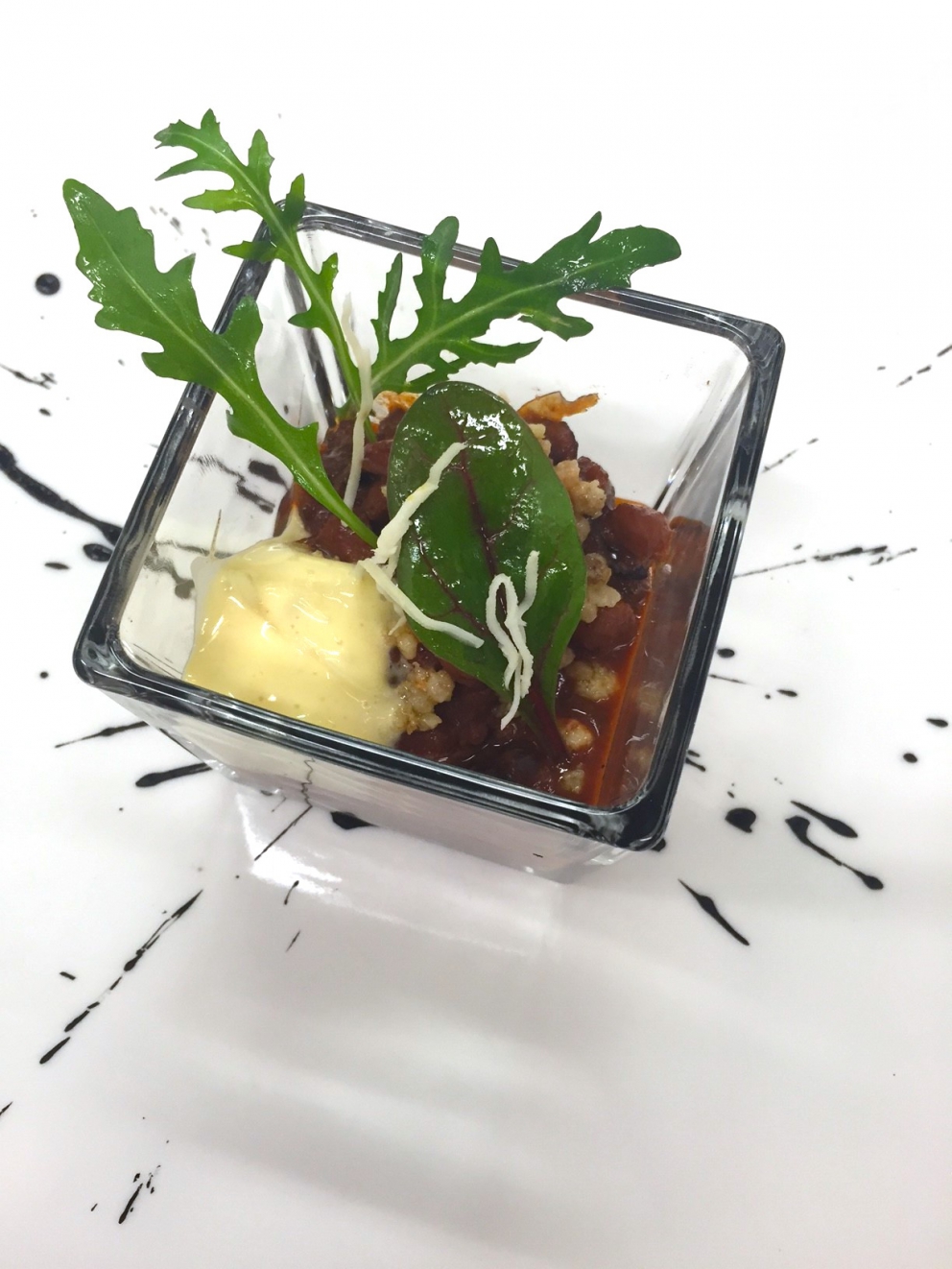 Galleria fotografica






Giorgio Damini, Damini & Affini, Arzignano (Vicenza)

La mia caesar salad - L'idea è sicuramente nata dopo le mie esperienze londinesi, quando ho scoperto come una salsa cambi completamante il gusto dell'insalata. Quindi ho cercato di esaltare tutti gli ingredienti dividendoli uno per uno, senza mescolare nulla, poi un pizzico di macelleria con la carne disidratata al posto del pollo e, dulcis in fundo, il pane di Eugenio Pol









Alessandro Dal Degan, La Tana, Asiago (Vicenza)

Crudo di anatra fiammeggiata, topinambur, foglie di faggio e sorbo dell'uccellatore - E' un piatto che per tonalita amaro-salate e per quelle dei colori è un simbolo della stagione fredda e della monocromia invernale. Un omaggio alla lentezza









Alessio Longhini, Stube Gourmet dell'hotel Europa, Asiago (Vicenza)

Riso carnaroli mantecato alla crema di topinambur, crudo di ricciola, caramello di birra stout, uova di salmone - Piatto che rispecchia le mie esperienze. Raccoglie gusti e consistenze diversi tra loro









Alfio Ghezzi, Locanda Margon, Trento

Non aglio e olio, non cacio e pepe, ma insolito Trentino - Spaghetti Monograno Felicetti, TrentoDoc Ferrari Perlé, Trentingrana e olio extravergine Garda Trentino Dop Uliva... Un piatto che nasce sulla suggestione di Bottura: «...ma siamo proprio sicuri che la tradizione sia rispettosa del territorio?». E che si sviluppa attraverso la tecnica dei due classici, aglio e olio e cacio e pepe, declinati però in chiave trentina









Giuliano Baldessari, Aqua Crua, Barbarano Vicentino (Vicenza)

Mungotto alle capesante, artemisia e argilla - Lo propongo perché offre un punto di vista diverso sul mondo del risotto. Il mungotto è il nome che ho dato al "risotto" fatto con i fagioli mung al posto del riso









Lionello Cera, Antica Osteria Cera, Campagna Lupia (Venezia)

Spaghettino freddo con cavolfiore, champagne rosé, scampo e ostrica - Un piatto che nasce dopo avere cotto il cavolfiore assieme ai gusci delle canocchie. Ho pensato di conferirgli acidità e ho fatto ridurre dello champagne con anice stellato. Poi scampo crudo battuto e un pezzo di ostrica per ricordare il mare in purezza









Nicola Dinato, Feva, Castelfranco Veneto (Treviso)

Risotto al broccolo di Bassano, cannocchie, mandarino, alici - "...with tangerine trees and broccoli skies..". Citiamo, modificandola, una frase del brano Lucy in the Skies with Diamonds, dei Beatles. Proponiamo l'italianità in un primo piatto invernale, che coglie spunti dal territorio limitrofo (il broccolo di Bassano del Grappa, le cannocchie della Laguna di Venezia), ma anche da altrove (i mandarini siciliani, la colatura di alici di Cetara). Il tutto unito da un grande riso, il Principato di Lucedio









Giuseppe D’Aquino, Oseleta, Cavaion Veronese (Verona)

Spaghetti al pomodoro del piennolo, burrata e scorza di limone – Un piatto che nella sua semplicità è diventato il must del ristorante Oseleta. Un piatto per il quale a detta di tanti vale la pena fare il viaggio









Riccardo Gaspari, El Brite de Larieto, Cortina d'Ampezzo (Belluno)

Spaghetto di montagna - Il profumo del bosco sfida la tradizione italiana in un semplice spaghetto aglio e olio









Donato Episcopo, La Corte dell'hotel Villa Abbazia, Follina (Treviso)

Mandorla di Toritto, composta di fichi “paradiso”, spugna all’alloro e gelato moka - Questo dessert nasce da un capriccio di mia mamma che, durante un mio viaggio, decise di mettermi di nascosto, in valigia, un vasetto di fichi secchi. Non so come fece a passare i controlli in aeroporto e comunque quando lo trovai fu una bella sorpresa. Mi ricordo che da ragazzo, quando andavo a casa delle zie o dei nonni, con il caffè offrivano dei fichi secchi con al centro una mandorla e un pezzettino di foglia di alloro (usanza della mia terra, che è il Salento)









Alberto Basso, 3Quarti, Grancona (Vicenza)

Risi e latte, miele, sfere di birra al lampone e ribes - Riso e latte è la tradizione, il cibo povero per eccellenza nelle nostre zone. Siamo partiti quindi da questo e dalla semplicità per sviluppare un dolce inusuale e per certi versi anche un po' estremo. Il riso viene cotto nel latte e mantecato col gorgonzola, per dare un po’ di sapidità, e miele del bosco di Rigoni di Asiago. Lo serviamo con lamponi disidratati, ribes e sfere di birra al lampone









Nicola Portinari, La Peca, Lonigo (Vicenza)

Anguilla in forno di braci con guava e tamarindo - L'anguilla è difficile da affrontare per la clientela a causa della sua grassezza. Quindi la sfida è creare un piatto da consigliare per poi ricevere complimenti e la conseguente voglia di mangiarlo di nuovo. Risulta croccante fuori e morbido dentro, con la guava che con la sua fresca tannicità doma la parte grassa dell'anguilla, mentre il tamarindo addolcisce e rende raffinato e vellutato il suo sapore rustico e leggermente terroso









Leandro Luppi, Vecchia Malcesine, Malcesine (Verona)

Raviolo aperto di spaghetti, lago e zafferano - Un chiaro omaggio al Marchesi del Raviolo aperto e allo Scabin dello spaghetto cotto in sottovuoto. In più, il mio lago









Lorenzo Cogo, El Coq, Marano Vicentino (Vicenza)

Ritorno alla sapidità - Alice sotto sale, rapa, dragoncello, kiwi fermentato, petali di carciofo e umibudo









Piergiorgio Siviero, Lazzaro 1915, Pontelongo (Padova)

Scam-pato verso i colli – Uno scampo di Chioggia tostato in saor, noce salata e tarassaco, chips di topinambur. Risalendo dalle valli di Chioggia lungo il Bacchiglione, il percorso tra storia e identità del mio territorio









Massimiliano Alajmo, Le Calandre, Rubano (Padova)

Mozzarella di mandorle - Una finta mozzarella di pasta cotta di zucchero, miele e albume soffiato come uno zucchero filato, senza l’utilizzo di coloranti o altri elementi artificiali. La ricostruzione olfattiva del piatto rimanda a una vera mozzarella per la presenza dell’acqua, dell’olio extra vergine di oliva, dell’origano e dei canditi vegetali. Ironia e immaginazione per travestire la mandorla e proiettarla in un’altra dimensione, per far riscoprire in pochi istanti una sensazione lattico-tattile-olfattiva e visiva in un dolce che non contiene nemmeno una goccia di latte – foto Bob Noto









Pierchristian Zanotto, Gambrinus, San Polo di Piave (Treviso)

Gamblù – E’ il nostro "blu" vegetale affinato in bacche di uva rabosa bio, sedano rapa e pane al pepe rosa. Seguendo il nostro percorso di cucina etica e responsabile, senza rinunciare alla golosità dei grandi formaggi









Oliver Piras e Alessandra del Favero, Aga dell'hotel Villa Trieste, San Vito di Cadore (Belluno)

Linguine, mirtilli, luppolo e salsiccia di manzo cruda - Abbiamo ricreato con due varietà di mirtilli diverse lo stesso ph del pomodoro e il condimento ricorda il classico sugo alla campidanese delle mie zone d'origine









Fabrizia Meroi, Laite, Sappada (Belluno)

Piatto del Piave - Salmerino leggermente marinato, yogurt alla camomilla di fiume, salsa di patate dolci e olio al crescione, meringhe all'alga spirulina e caramella effervescente.
Il piatto è dedicato al fiume che nasce a Sappada. Nel 2015 ricorreva inoltre il centenario della Prima Guerra Mondiale, evento storico che ha visto protagonista proprio il Piave









Corrado Fasolato, Spinachile Resort, Schio (Vicenza)

Filetto di Triglia con iceberg di ortaggi invernali e moka ai germogli di bosco - È una triglia cotta a bassa temperatura e poi messa su degli iceberg di ortaggi (frullati di verdure sifonati a -40°) e un brodo denso di gallina. Il tutto va irrorato con un’estratto di germogli di piante di bosco profumato con riccioli freschi di legno di castagno. Il calore scioglie gli iceberg e il tutto si trasforma quasi in un passato di verdure









Andrea Stella, Dalla Libera, Sernaglia della Battaglia (Treviso)

Gnocchi di patate soffiati con acciuga di Cetara e puntarelle - Già mia zia Libera circa cinquant'anni preparava ottimi gnocchi; così io ho deciso di riproporli in forma e consistenze nuove. Vengono soffiati in forno, mentre la base viene realizzata con l'acciuga di Cetara che per sua caratteristica è meno salata delle altre. La croccantezza viene data dalle puntarelle









Michele Cella, Basilico Tredici, Treviso

Riso, carbone, baccalà e “saor” - Sono particolarmente legato a questo piatto in quanto è stato premiato come miglior ricetta alla sesta edizione del Festival Triveneto del Baccalà - Trofeo Tagliapietra, vincendo così la manifestazione gastronomica itinerante che quest'anno ha raccolto 28 ristoranti tra Veneto, Friuli Venezia Giulia e Trentino Alto Adige e che rappresenta l’evento simbolo ed esemplare della passione per il baccalà in cui gli chef e le loro brigate si sfidano per ideare “la migliore ricetta innovativa”. Sono particolarmente legato a questo piatto anche perché rappresenta in pieno il mio concetto di cucina, in quanto ci sono prodotti che amo del mio territorio. Rispecchia la mia chiave di lettura della tradizione – foto Tobia Berti









Francesco Brutto, Undicesimo Vineria, Treviso

Riso acido - Si tratta semplicemente di un riso cotto nel succo di melograno fermentato e poi condito con tre polveri: di frutti di bosco, di karkadè e di buccia di chulo key lime bruciato. La cosa interessante per me sono le diverse acidità che lo compongono, nettamente differenti, e tutte riconoscibili: dall'acido-dolce del melograno, all'acido-amaro della polvere di limone. Gli ingredienti sono tutti autoprodotti: il limone è una piantina che mi è stata regalata da un amico di ritorno dalla Florida e che ora sta nel giardino del ristorante; i frutti di bosco sono stati raccolti quest'estate a casa mia, dove mia mamma ha coltivato anche un paio di piante di karkadè; i melograni vengono dal giardino di un nostro cameriere









Alessandro Intini, Nidaba, Montebelluna (Treviso)

Verdure alla griglia, purea di zucca e miso, gel al sakè, cavolo nero, spinacio fritto - Non c'è niente di più semplice del nutrirsi della terra, non c’è niente di più difficile del nutrirsi di essa









Andrea Asoli, Serena Baiano, Michelangelo Doria, Sabina Joksimovic, Venissa, Venezia

Pazzi "a' …mare" - Ruotepazze Benedetto Cavalieri, frutti di mare, acqua di datterini e sabbia di corallo. I frutti di mare cambiano texture, diventano gel e vanno a riempire le ruote che sono mantecate con l’acqua dei molluschi. Un’esplosione di mare in un boccone









Giancarlo Perbellini, Casa Perbellini, Verona

Quaglia affumicata, pomodori confit, carciofi, pistacchi e crema di Grana Padano - Presente nella prima carta del 2016, grande successo del 2015, è il piatto del nuovo corso di Casa Perbellini che ha riscosso lodi da tutta la clientela e che manterremo finché sarà stagione di carciofi









Italo Bassi, Confusion Lounge, Verona

Salmone in guacamole avvolto in carta di riso, con gelatina di ponzu, mandorle tostate, ikurae e leche di tigre al mango - Interpretazione oltre confine di una semplice tartare di salmone. Oriente e Centro America si uniscono in un unico piatto









Matteo Rizzo, Il Desco, Verona

Merluzzo nero e le sue trippe alla parmigiana - Lo propongo per il legame che ha con la storia della mia famiglia. E' espressione delle mie esperienze e idee









Simone Lugoboni, Oste Scuro, Verona

Astice bretone al vapore su crema e chips di topinambur con profumo d'arancio - Piatto stagionale (topinambur e arancio) che rivaluta l'astice bretone o blu (un'altra marcia a confronto col canadese) e che mi ricorda il mio periodo lavorativo trascorso da giovane in Francia









Norbert Niederkofler, St. Hubertus del Rosa Alpina, Badia (Bolzano)

Lumache con radice di prezzemolo, broccolo selvatico e riso venere - L’idea di questo piatto? Slow down a little bit in our life: ci sono tante cose belle da vedere e da vivere, perciò ci dovremmo prendere del tempo per poter apprezzare questi momenti. Il concetto di Cook the Mountain è sempre più forte nel nostro lavoro e ora con l’arrivo di Care's completiamo questo con il lavoro per un domani di sostenibilità, educazione, formazione. Questi sono i pensieri del nostro futuro - foto Daniel Töchterle






