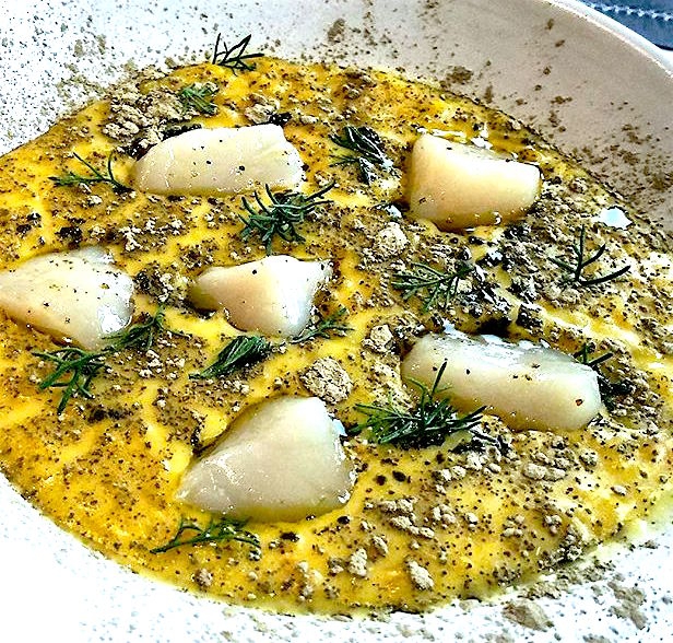 Galleria fotografica






Giorgio Damini, Damini & Affini, Arzignano (Vicenza)

La mia caesar salad - L'idea è sicuramente nata dopo le mie esperienze londinesi, quando ho scoperto come una salsa cambi completamante il gusto dell'insalata. Quindi ho cercato di esaltare tutti gli ingredienti dividendoli uno per uno, senza mescolare nulla, poi un pizzico di macelleria con la carne disidratata al posto del pollo e, dulcis in fundo, il pane di Eugenio Pol









Alessandro Dal Degan, La Tana, Asiago (Vicenza)

Crudo di anatra fiammeggiata, topinambur, foglie di faggio e sorbo dell'uccellatore - E' un piatto che per tonalita amaro-salate e per quelle dei colori è un simbolo della stagione fredda e della monocromia invernale. Un omaggio alla lentezza









Alessio Longhini, Stube Gourmet dell'hotel Europa, Asiago (Vicenza)

Riso carnaroli mantecato alla crema di topinambur, crudo di ricciola, caramello di birra stout, uova di salmone - Piatto che rispecchia le mie esperienze. Raccoglie gusti e consistenze diversi tra loro









Alfio Ghezzi, Locanda Margon, Trento

Non aglio e olio, non cacio e pepe, ma insolito Trentino - Spaghetti Monograno Felicetti, TrentoDoc Ferrari Perlé, Trentingrana e olio extravergine Garda Trentino Dop Uliva... Un piatto che nasce sulla suggestione di Bottura: «...ma siamo proprio sicuri che la tradizione sia rispettosa del territorio?». E che si sviluppa attraverso la tecnica dei due classici, aglio e olio e cacio e pepe, declinati però in chiave trentina






