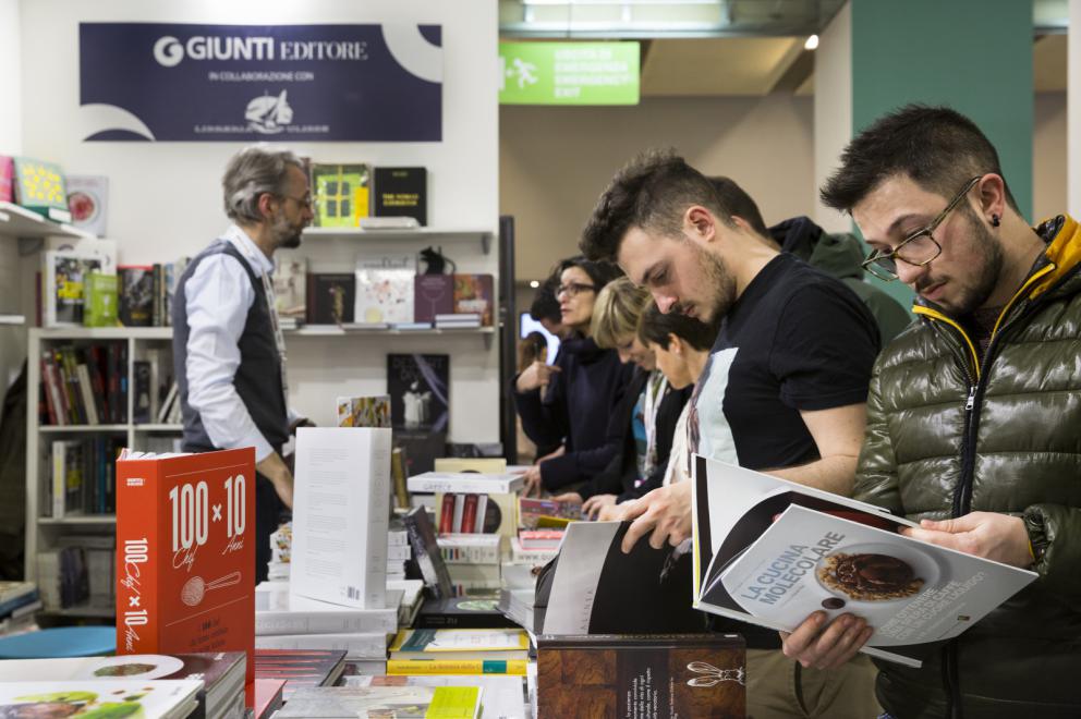 Galleria fotografica






Acetaia Giusti - Il Gran Deposito Aceto Balsamico di Giuseppe Giusti, la più antica azienda produttrice di Aceto Balsamico di Modena fondata nel 1605, ha portato al congresso l’intera Collezione Storica Giusti, una selezione di pregiati aceti balsamici invecchiati fino a 100 anni, assieme a un panettone all’aceto balsamico creato per Acetaia Giusti dall’Antica Pasticceria Muzzi. «Il nostro aceto è sempre in viaggio – ci ha raccontato Claudio Giusti – E' molto interessante vedere come viene utilizzato nelle cucine fusion di tutto il mondo, in Giappone, in Korea e nelle cucine americane e sudamericane». A Identità Golose il Banda Rossa, un aceto balsamico che invecchia in antiche botticelle risalenti al 1600, è stato in assoluto il preferito dagli chef









Agrimontana - Con Agrimontana abbiamo fatto un viaggio tra estetica, ragione e sentimento grazie a diversi appuntamenti con il pastry consultant Emmanuele Forcone che ci ha fatto scoprire forme e strutture in pasticceria; Andrea Tortora, pastry chef, che ha fatto la colomba, preparato la colazione e reinterpretato il pandoro; Diego Crosara, pastry consultant, che ha preparato un Gelato e cioccolato tra dolce e salato; e lo chef Marco Perez che ci ha mostrato un “cibo da favola” in un gioco di molteplici sapori dal gusto unico. Protagonisti i frutti della natura: zenzero candito, amarena chiara, albicocche, pere e olive siciliane candite









Alaska Seafood Marketing Institute (ASMI) - Presenti allo stand di Alaska Seafood i pesci che rappresentano l'eccellenza del gusto, il trionfo della naturalità e, soprattutto, della qualità. Abbiamo scoperto la raffinatezza dei prodotti ittici dell'Alaska: salmone selvaggio, black cod, granchio reale e ikura. Alessio Taffarello, chef di Lile in cucina, ha preparato deliziosi finger food con alcune di queste prelibatezze. Un viaggio meraviglioso dove l'alta qualità della materia prima e la libertà creativa dello chef hanno creato un'esperienza gustativa indimenticabile









Ambasciatori del Gusto - Presenti al congresso anche gli Ambasciatori del Gusto: cuochi, ristoratori, pizzaioli, sommelier, persone di sala, pasticcieri e gelatieri che attraverso il proprio mestiere si sono distinti nella valorizzazione del patrimonio agroalimentare ed enogastronomico italiano. L’associazione Ambasciatori del Gusto è una realtà senza scopo di lucro, espressione dell’eccellenza della ristorazione e della pasticceria italiana









Angelo dello chef - Angelo e Roberta Castellani hanno presentato tutto ciò che può essere utile per uno chef e ristoratore: arredo tavola, forniture complete per cucine professionali, pregiate porcellane, tutto per il finger food, macchinari, specialità alimentari e articoli per la pasticceria









Antica Corte Pallavicina - Come ogni anno i fratelli Spigaroli ci hanno proposto un viaggio di gusto tra i migliori salumi della Bassa Parmense. In primis il mitico culatello di Zibello che ora come 500 anni fa viene prodotto naturalmente, senza conservanti e affinato nelle cantine dell’Antica Corte Pallavicina. La proposta di salumi ha visto inoltre protagonisti il salame gentile, la mariola, il lardo di maiale nero e il “fioccaccio”, assieme a un culatello di Suino Nero di Parma 36 mesi abbinato a un metodo classico della cantina Berlucchi









Artmenu Factory - Con Artmenu Factory abbiamo intrapreso un viaggio all’insegna della qualità e del made in Italy: portamenu e carte dei vini nei materiali più svariati, dall’ecopelle stile canvas all’ecopelle imitazione legno. Lontana da qualsiasi criterio di standardizzazione, l’azienda lavora rigorosamente a mano le proprie realizzazioni coniugando sempre eleganza e funzionalità









Associazione Le Soste - L’associazione Le Soste riunisce ottantacinque tra i migliori ristoranti di cucina italiana nel nostro Paese e nel Mondo. L’idea originaria prese forma nel 1982 durante una cena tra ristoratori amici: alcuni tra i maggiori chef italiani stabilirono di incontrarsi periodicamente per condividere spunti e progetti sull’enogastronomia italiana d’eccellenza e rendere noti ai propri clienti i ristoranti che perseguivano quotidianamente gli ideali di cultura gastronomica, convivialità, accoglienza, cortesia e raffinatezza. Il modello di riferimento furono dal principio le grandi associazioni francesi come Traditions et Qualité e Relais Gourmands. Da allora tanti anni sono passati, ma lo spirito di amicizia tra i diversi soci, nonché il percorso comune teso all’alta qualità, animano ancora oggi i membri Le Soste









Azienda agricola San Pietro a Pettine - L’azienda agricola San Pietro a Pettine è stata presente a Identità Milano 2017 per rappresentare l’Umbria e per raccontare l’eccellenza di un territorio che sta vivendo un momento difficile. Allo stand si sono alternate degustazioni di specialità gastronomiche al tartufo, tra cui il succo di tartufo nero pregiato, ultimo nato in azienda, che ha fatto il suo debutto al congresso









Azienda agricola Valier - Daniele Valier è stato il primo a credere nella valorizzazione della noce verde e ora la sua azienda agricola Valier è la prima e unica a livello nazionale a lavorarla e valorizzarla in ogni sua stagionalità. Allo stand dell’azienda abbiamo conosciuto l’intera linea di prodotti Noce Verde e Noce Secca: farina e pasta di noci, noci sgusciate e olio di noce estratto a freddo dalla spremitura della noce Lara prima qualità









Berlucchi - Berlucchi ha accolto gli ospiti nella sua lounge all black dove, oltre all’assaggio di ’61 Brut, Satèn e Rosè, si sono tenute degustazioni di audaci abbinamenti di salmone Upstream, culatello da maiale nero affinato 36 mesi dell’Antica Corte Pallavicina, con ’61 Nature 2009, Franciacorta non dosato, affinato 5 anni sui lieviti. Cristina Bowerman di Glass Hostaria ha deliziato il pubblico con tre finger in un originale “elogio della purezza”









Bonaventura Maschio - Prime Uve, il prodotto simbolo di Bonaventura Maschio, ha ispirato i cocktail dei bartender in abbinamento alle creazioni di grandi chef. Marco Russo e Wicky Priyan, Flavio Angiolillo e Moreno Cedroni, Mattia Pastori e Marcello Trentini sono stati i protagonisti di “Alambicchi, sorsi e assaggi”, le degustazioni ispirate all’uso versatile di Prime Uve che Bonaventura Maschio ha proposto ogni giorno presso lo stand. Per Prime Uve sono stati anche studiati dei cocktails da Noi di Sala, in particolare da Marco Civitelli e Abdel El Attaoui di Ceresio 7. «Abbiamo raccontato il tema del viaggio con i nostri prodotti e la loro diversità d’origine: alcuni, come la grappa, sono tradizionalmente italiani, altri sono dei gin che parlano un’altra lingua ma noi li abbiamo reinterpretati in chiave tricolore – ci hanno spiegato Anna e Andrea Maschio - I nostri prodotti per la mixology hanno fatto un viaggio che parte dal Messico, dai Caraibi, dall’Inghilterra, dall’Irlanda, per arrivare fino a noi»









Carozzi Formaggi - Shottini di taleggio, limone e Martini, muffin al cioccolato e olive taggiasche accompagnati da primosale, gazpacho e formaggio di capra: Carozzi Formaggi quest’anno ha voluto proprio stupire il pubblico di Identità Golose che ha potuto vivere un viaggio nel mondo del formaggio più raffinato e gustoso. Durante la kermesse, ad accompagnare l’azienda valsassinese c’era lo chef Marco Rossi che con il suo estro ha saputo conquistare i presenti declinando il formaggio in una serie di finger food ricercati. La collaborazione tra Carozzi e lo chef del ristorante Al Rustico di Lambrugo è sfociata nella creazione del libro “Dal mare alla montagna, e ritorno”: uno scrigno composto da una serie di ricette volte a presentare i formaggi Top Level Carozzi sotto diversi punti di vista. I formaggi Carozzi hanno chiuso la tre giorni da protagonisti all’evento Identità di Champagne organizzato da Ruinart









Coltelleria Silvano Collini - Per la prima volta al congresso la Coltelleria Collini ha presentato Ibrà, una nuova linea artigianale e semi-artigianale di coltelleria da chef firmata Silvano Collini. «L’insolita forma a “B” di questi coltelli è un omaggio a Bra, la mia città» ci ha spiegato Silvano Collini, che nei tre giorni di congresso ci ha offerto degustazioni di vini e assaggi di prodotti tipici del territorio delle Langhe e Roero, elaborati e presentati dallo chef Luca Dall'Aglio









Comune di Arenzano – Villa Figoli - La Villa Figoli Des Geneys è la sede per la nuova Accademia di Alta Formazione per l'Hótellerie di Bordo. È la prima scuola in Italia dedicata esclusivamente alla formazione di professionisti dell'hótellerie che lavoreranno sulle navi passeggeri: cuochi, pasticceri, panettieri, animatori, addetti al servizio clienti e altre figure legate all'accoglienza e all'intrattenimento di bordo. L’iniziativa nasce dalla collaborazione tra Regione Liguria, Comune di Arenzano e Fondazione ITS Accademia Italiana Marina Mercantile, che gestisce la scuola con l’obiettivo di promuovere l’eccellenza italiana nel comparto dell’ospitalità di bordo









Consorzio Prugne della California - Il Consorzio delle Prugne della California, realtà che raggruppa 900 coltivatori di susine e 29 confezionatori di prugne che da oltre 150 anni si dedicano alla coltivazione e alla raccolta di questo superalimento di pregio, ci ha fatto scoprire i suoi prodotti con degustazioni giornaliere di prugne, concentrati e puree assieme a brioche e biscotti preparati dallo chef Andrea Valentinetti. Ricche di sostanze nutrienti e considerate estremamente benefiche per la salute e il benessere, le prugne rappresentano il prodotto per eccellenza da tenere anche in cucina. Per questa ragione, sia i cuochi professionisti che quelli meno esperti amano includere le prugne nelle loro creazioni culinarie per sostituire un po’ del burro, dell’olio o dello zucchero nella ricetta









Consorzio tutela Arancia Rossa Igp - Il Consorzio Tutela Arancia Rossa di Sicilia Igp ha proposto una serie di degustazioni dedicate all’arancia rossa, prodotta esclusivamente in Sicilia (a Catania, Enna e Siracusa) grazie alle forti escursioni termiche. Il Consorzio, che conta oggi oltre 600 soci fra produttori e confezionatori per 6.500 ettari di coltivazione certificata, ha l’obiettivo di tutelare, promuovere e valorizzare Tarocco, Moro e Sanguinello che, con le varie cultivar, sono le varietà di arancia rossa previste dal disciplinare di produzione









Contadi Castaldi - Contadi Castaldi ha presentato la sua filosofia aziendale e prodotti di alto livello per quella che l’azienda stessa definisce “una nuova generazione di Franciacorta”: il Soul Satèn, una riserva franciacortina, 100% Chardonnay, affinata 72 mesi sui lieviti per un gusto scattante, fresco e piacevole









Coppini Arte Olearia - L’olio extravergine T.o.p. di Coppini Arte Olearia è stato l’olio ufficiale di Identità Milano 2017, utilizzato per le preparazioni di tutti gli chef durante i tre giorni di congresso. T.o.p. - Tracciabilità Origine Prodotto è un’iniziativa che racchiude e rappresenta l’anima più profonda della Coppini Arte Alearia. Il nucleo del progetto è stato concepito nei primi anni ’80 e ora è un sigillo che contiene l’anima, la filosofia e la storia step by step dell’azienda, dai primi passi fino a oggi. I prodotti di Coppini sono stati esaltati da degustazioni con abbinamenti innovati di Stefano Guizzetti, Terry Giacomello del ristorante stellato Inkiostro e Alfonso Vitelli del ristorante Areadocks









Dissapore-Ifood - Dalla rete al congresso più importante d’Italia: iFood.it e Dissapore.com a Identità Golose 2017 sono stati presenti con più di 20 iFood Social Reporter per raccontare live attraverso i social gli istanti più significativi del congresso, assieme a interviste con gli ospiti e i protagonisti dell’evento al Dissapore Café. «Sono passati cinque anni da quando venni per la prima volta al congresso come blogger, esserci oggi con questo spazio è una grandissima soddisfazione» ci ha raccontato Vatinee Suvimol, responsabile iFood









Divine Creazioni Surgital - Allo stand di Divine Creazioni si sono alternate preparazioni e degustazioni di panciotti con finferli e fontina e spaghetti cacio e pepe della linea Divine Creazioni, assieme alle due ricette realizzate dallo chef stellato Paolo Gramaglia. Novità presentata al congresso i mammoli, delicati e morbidi gnocchi di patata viola della miglior specie: le vitelotte









East Lombardy - Lo stand di East Lombardy ha scandito i tre giorni di congresso a ritmo di colazioni, pranzi e aperitivi preparati dagli chef e dalle aziende protagoniste del grande progetto che vede la Lombardia Orientale Regione Gastronomica Europea 2017. Alla Scuola di Identità Golose, inoltre, è stato ospitato l’evento di lancio di East Lombardy con brindisi a cura del Franciacorta e cooking show con degustazione di Petronilla e Paolo Frosio del Frosio di Almè, Riccardo Camanini del Lido 84 di Gardone Riviera, Sergio Carboni del ristorante Locanda degli Artisti a Cappella De' Picenardi e Vera Caffini dell'Aquila Nigra di Mantova









Eccellenza Ellenica - Eccellenza Ellenica ha riportato al congresso la cooperativa di produttori di zafferano ellenico, krokos kozanis, insieme a un nuovo prodotto, la bottarga trikalinos, e un calendario di attività ricco e goloso con degustazioni di gelati d’autore. Ad aprire le danze allo stand sono state le signore della pasticceria Il Girasole e, a seguire, gli chef Felix Lo Basso, Cesare Grandi, Gaetano Riccio Pesciolini, Fabio Zanetello, Laura Ghezzi, Marcello Trentini, Cesare Battisti, Paolo Paciaroni e Vasiliki Pierrakea









Famiglia Cecchi - Famiglia Cecchi ha presentato tutti i giorni un abbinamento perfetto tra il vino Coevo, flagship aziendale, e i piatti principi della cucina toscana della tradizione. Assieme a Coevo, degustazioni di Primocolle, il Chianti Classico DOCG di Villa Cerna, vino rappresentativo della Famiglia Cecchi, e di Litorale, il Vermentino dell’estate italiana









Federazione Italiana Cuochi - La Federazione Italiana Cuochi, una rete capillare di 114 associazioni italiane ed estere, con i suoi 16mila associati costituisce la rappresentanza sul territorio nazionale dei professionisti e degli allievi della cucina. Presente nei principali saloni culinari del mondo nel circuito della World Association of Cooks Societies (World-Chef), ha un ruolo di primo piano nelle grandi competizioni internazionali attraverso i suoi Team Nazionali (NIC) e la Direzione Continentale dei Paesi de Sud Europa. La Fic ha sempre operato nella formazione e nell’aggiornamento professionale, affrontano ogni problematica legata alla categoria e alle linee di tendenza del settore culinario









Fingerlime - Espositori e visitatori hanno potuto assaggiare l’esplosivo gusto del Fingerlime, innovative perline 100% naturali, in tre diverse varietà appena arrivate dall’Australia, assieme a emulsioni a caldo e a freddo del frutto intero e del frutto candito. Il Fingerlime è un agrume comunemente chiamato “Limone Caviale” o “Caviale di agrumi” perché la polpa è composta da tante vescicole sferiche, cariche di succo, che lo fanno somigliare al caviale. Grazie al suo sapore unico e alla bellezza dei chicchi, viene utilizzato come ingrediente per le preparazioni gastronomiche: dai piatti più semplici ai piatti d’alta ristorazione









Fiorirà un giardino - Fiorirà un giardino è un’azienda italiana che, da più di venti anni, crea e commercializza prodotti in tutto il mondo. Alta qualità e rispetto per l’ambiente sono alla base di questo marchio che produce arredi, tessili, oggetti e profumi d’arredo made in Italy. La raffinata collezione è dedicata a chi desidera distinguersi e possiede un occhio attento alla cura dei dettagli. Fiorirà un giardino è un marchio dove ogni singolo oggetto è disegnato e realizzato con estrema attenzione, allo scopo di creare linee armoniose e immediatamente riconoscibili









Franciacorta - La Franciacorta è la zona vitivinicola per eccellenza nell'area geografica di East Lombardy, il territorio delle province di Bergamo, Brescia, Cremona e Mantova, che quest'anno è l'European Region of Gastronomy. Tutti i giorni di Identità Milano i visitatori hanno potuto degustare le migliori selezioni di bollicine della Franciacorta allo stand di East Lombardy









Frantoio Muraglia - La famiglia Muraglia produce in Puglia olio extravergine d’oliva da 5 generazioni. L’olio è estratto a freddo nel frantoio di famiglia dalle olive coltivate nell’azienda agricola. Alla tradizione e storia che accompagna i prodotti del Frantoio Muraglia, si è associata una forte vocazione e attenzione al packaging dei prodotti. Al congresso ha proposto degustazioni di oli aromatizzati naturali, per un viaggio territoriale e gustativo









Frantoio di Sant’Agata d’Oneglia - Per il Frantoio di Sant’Agata d’Oneglia l’edizione 2017 di Identità Milano è stata speciale: l’azienda ha festeggiato il 190esimo anniversario della fondazione. Dal 1827 la famiglia Mela produce sulle colline dell’entroterra Imperiese, nel frantoio di proprietà. Nella giornata finale del congresso Luca Marchini, chef de L’Erba del Re di Modena e presidente Jre Italia, ha proposto nello stand del frantoio alcuni piatti che hanno visto l’olio protagonista









Frantoio Sommariva - Il Frantoio Sommariva produce da oltre 100 anni olio extravergine d’oliva da olive della varietà Taggiasca, Pignola, Merlina e Colombaia, coltivate nell’azienda agricola di famiglia in Liguria. Nell’azienda, a conduzione biologica dal 1972, si producono inoltre basilico, rucola, carciofi e pomodori che, nel laboratorio di famiglia, sono trasformati in ottimo pesto genovese con basilico Dop, olive in salamoia, varie salse e conserve









Fratelli Pinna - La Fratelli Pinna produce uno dei migliori oli della Sardegna dagli antichi uliveti che si estendono nella zona denominata Prato Comunale, alle porte di Sassari. Quest'olio, chiamato Antichi Uliveti del Prato dal nome del luogo, deriva dalla spremitura di olive della varietà bosana. Al congresso l'azienda ha offerto degustazioni anche di sfiziosità sottolio: tra le novità il tonno rosso di Carloforte in olio extravergine denocciolato. Nella linea Eticalimenta c'è una selezione di grandi prodotti della Sardegna tra i quali il pane guttiau e la fregola









Gancia - Tradizione, cultura ed eleganza del passato insieme a innovazione, ricerca e glamour: a Identità 2017 Gancia ha presentato le sue anime complementari. L’azienda astigiana ha offerto degustazioni dei suoi prodotti iconici con interessanti novità. Allo spazio espositivo si solo alternati barman e bartender di due locali top di Milano, Boutique 12 e Davai, che hanno proposto i loro cocktail sapientemente abbinati a finger food innovativi









Giardini d’Amore - Giardini d’Amore ha presentato la propria collezione di liquori artigianali di alta fascia in degustazione con una selezione di dolci realizzati dal ristorante Il Moro di Monza, rinomato per la sua cucina gourmet di pesce a vocazione siciliana. I fratelli Butticè hanno realizzato per l’occasione una rivisitazione di dolci della tradizione, utilizzando i liquori dell’azienda






