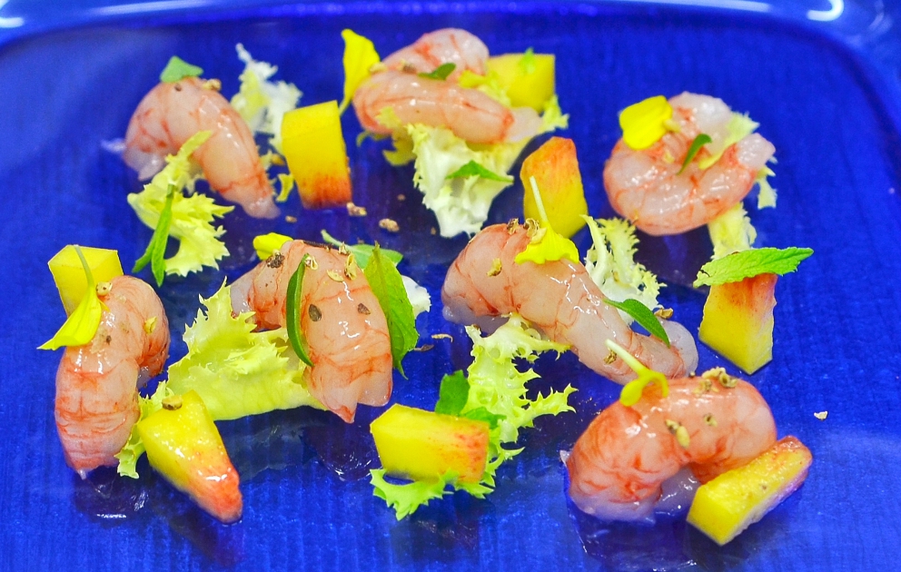 Galleria fotografica






Giuseppe Causarano, Locanda Gulfi, Chiaramonte Gulfi (Ragusa)

Palamita affumicata con foglie di vite, melagrana e azzeruole - Il piatto nasce dalle escursione sul letto del fiume Irminio, territorio sconosciuto e incontaminato che si addentra tra i Monti Iblei e sfocia a Donnalucata, dove poter raccogliere frutti, fiori e erbe selvatiche. Racconta la biodiversità di una terra fantastica come la Sicilia, lavorando uno dei pesci cosiddetti "poveri" come la palamita utilizzando dei prodotti dimenticati come le azzeruole. Il supporto del piatto disegnato da me e realizzato da un artigiano di Modica Giovanni Cerruto ricorda i ciottoli del fiume Irminio









Pino Cuttaia, La Madia, Licata (Agrigento)

Memoria visiva - E' il mio ricordo in una fetta di tonno rosso di Sicilia. Quando ero piccolo mio nonno, che era un ottimo cuoco, marinava con un po' di limone la paillard di vitello, prima di cuocerla. Faccio lo stesso col tonno, ma non lo cuocio anche se l'aspetto è simile, l'impressione della cottura è data proprio dalla marinatura. Se capita lascio che si trovi nel piatto anche il seme del limone: le mamme non si curavano mai se qualche seme cadeva nel piatto. Così presento la ricetta con una volontà evocativa di una quotidianità familiare, che è vita









Peppe Bonsignore, L’Oste e il Sacrestano, Licata (Agrigento)

Evoluzione di un'insalata di mare - Polpo cotto nel tè verde, seppia intagliata, gambero rosso di Licata il tutto servito su una crema di carote e un caramello di soia ottenuto dalla cottura dei cefalopodi. Ricordo che da bambino odiavo il polpo, fin quando mia mamma non decise di farlo con i sottaceti, dove primeggiava la carota, così iniziai ad assaggiarlo. Da quella memoria sono partito; così ho iniziato a lavorare sull'inserimento della carota. Tutto ebbe inizio nel 2009 e ogni anno modifichiamo la ricetta. Studiamo le cotture, aggiungiamo sempre qualche pesce, l’affumicatura del polpo viene fatta con ramoscelli di rosmarino secchi. La buccia di mandorla dona quel profumo di forno a legna che rievoca le nonne. Insomma oggi, nel 2016, dopo 7 anni, non diciamo mai che è una preparazione perfetta, perché è in continua evoluzione









Emanuele Russo, Le Lumìe, Marsala (Trapani)

Filetto di ombrina cotto a bassa temperatura con olio nuovo e miele di timo - Un piatto che unisce il gusto delicato del pesce alla dolcezza del miele e al piccante olio di Nocellara del Belice (la tradizione del pesce con l'innovazione della cottura a bassa temperatura)









Accursio Craparo, Accursio, Modica (Ragusa)

China su te - E' un divertimento che ammalia la vista prima di sorprendere il gusto: rompendo un bottone di seppia che racchiude il suo nero, restiamo ad ammirare la china che fluttua nel brodo di alghe, zenzero e tè nero, come nell'antica arte giapponese del suminagashi









Peppe Barone con Ninni Radicini, Fattoria delle Torri, Modica (Ragusa)

Sovrapposizioni autunnali di fava e fagiolo - Sovrapporre vuol dire in chiave compositiva la necessità, l'aspirazione di ogni essere umano di elevarsi, spingersi verso il cielo, in alto. D'altra parte congiungere due legumi di capitale importanza dà il senso del lavoro del cuoco, che è quello della sintesi di pensiero. Abbinarli alle erbe spontanee era una necessità oggi quasi obbligatoria. Il cuoco unisce sempre e mai separa









Corrado Assenza, Caffè Sicilia, Noto (Siracusa)

Prima che il sole scaldi - Un ragout di seppie e fave di cacao in salsa di broccolo viola, crema di peperoni grigliati. E poi due fili di ottima pasta. Concepito e realizzato col modo di fare di un pasticcere che lavora sul cibo pescando dolcezze e sapidità, costruendo consistenze e incroci con l'utilizzo di quanto la natura ci offre









Salvatore Vicari, Vicari, Noto (Siracusa)

Quaglia, rapa rossa e mela cotogna - Come in un bozzetto campestre ispirato al territorio di Noto, portiamo nel piatto un intero, piccolo ecosistema, che si muove dalle radici al cielo









Massimo Giaquinta, Cortile Arabo, Pachino (Siracusa)

Ostrica Porca - Da un pensiero "piccante" nasce questo piatto, un’ostrica dal mare alla terra, che racchiude l’eleganza della Sicilia. Tre sensazioni differenti ma inscindibili: passione, profumo e dolcezza. La passione trasposta dall'abbraccio tra ostrica e lardo di maialino nero dei Nebrodi, il profumo esaltato da menta peperita, erba citrica e polvere di arancia siciliana, la dolcezza viene sottolineata dalla confettura di gelso nero. Da gustare in un sol boccone - foto Rossana Brancato









Francesco Scarpulla, Brunaccini, Palermo

Ciacuni di patate e farina di tumminia con sparacelli (broccoletti siciliani), cozze, vongole e aria di mare - I ciacuni, gnocchi di patate simili a piccole “ciache” (ciottoli), rivisitazione di un grande classico della tradizione siciliana; la pasta coi frutti di mare con l’introduzione di un elemento terra, lo sparacello, e il tocco finale dellʼaria di mare, che rendono il piatto creativo e innovativo pur mantenendo i sapori tradizionali









Carmelo Trentacosti, Cuvée du Jour del Villa Igiea, Palermo

Triglia farcita con brunoise di verdurine, guazzetto di gamberi bianchi di nassa, crema di lattuga nostrana, bottarga di caviale Calvisius e cracker mediterraneo – E’ una “triglia in guazzetto”, versione moderna della triglia in umido alla messinese che facciamo in Sicilia









Gioacchino Gaglio, Gagini, Palermo

Baccalà profumato al miele di castagne Meli, ceci neri, germogli piccanti e castagne arrosto - Un piatto che racchiude i sapori e gli aromi della Sicilia d'inverno









Alberto Rizzo, Osteria dei Vespri, Palermo

Filetto di cavallo al ginepro, peperoni, patate, cipolla rossa e alici affumicate - Piatto che sintetizza le ispirazioni della mia cucina a cavallo fra le origini emiliane (la “vecchia di cavallo” della tradizione parmigiana) e le suggestioni del patrimonio di materie prime della ragione in cui sono nato (la Sicilia). Toni morbidi e sapidi che dialogano tra di loro in un connubio che realizza l’incontro intrigante fra mare e terra









Ciccio Sultano, Duomo, Ragusa

Pasta, zucca gialla sicula e mandorla pizzuta con ostrica - Una sublimazione del gusto, che racconta un territorio nell'incontro tra terra e mare









Claudio Ruta, La Fenice del Villa Carlotta, Ragusa

Ravioli di carote, scaglie di bottarga di tonno e brodo di pesce affumicato - Due pensieri. L’armonia perfetta nasce dai contrasti ben riusciti; l’equilibrio dei sapori, la materia prima e il rispetto della tradizione. Racconta un percorso di gusto che parte dalla tradizione per poi esaltare in un raffinato mix di verdure e pesce, l'eccellenza delle materie prime. Delicato ed essenziale









Vincenzo Candiano, Locanda Don Serafino, Ragusa

Filetto di mupa in un mare di verdure invernali - La Food Valley ragusana è così chiamata perché ha la fortuna di godere delle bontà che arrivano dal mare che ne bacia le coste, delle delizie ortofrutticole dalle pianure e vallate, dai generosi altopiani per gli ulivi, fino alle verdi e rigogliose alture più a Nord dei Monti iblei, da dove si cava pure qualche ottimo tartufo.In questa pietanza ho portato alcuni dei protagonisti invernali della tavola ragusana: carciofi, topinambur (patacche), cardo selvatico, broccoli e cavolfiori, bietole selvatiche, porro, tartrufo uncinato, il tutto sporcato, come fosse terra umida, dal “terriccio” di pane al nero di seppia bagnato d’olio extravergine. Li ho messi armoniosamente insieme, baciati dal mare rappresentato dall’acqua di cottura del cavolo rosso. A dominare su tutti la succulenta carne della “mupa”, oppure chiamatela occhione: a ogni forchettata la si potrà gustare con una verdura diversa









Andrea Macca, La Cucina di Donnacarmela, Riposto (Catania)

Pacchero sabbiato ripieno di ricotta, maggiorana e funghi porcini con croccante di ragusano dop - Una versione alternativa della pasta al forno, molto amata dai nostri clienti









Martina Caruso, Signum, Salina (Messina)

Tataki di tonno Alalunga in crosta di cuscus e bottarga, verdure aspre, miele di mandorlo e finocchietto selvatico - Questo piatto è stato pensato l'anno scorso dopo una richiesta della giornalista Roberta Schira per un progetto sul cuscus. Il piatto è stato proposto ad amici e addetti ai lavori durante il 2015 ma senza mai entrare in carta ufficialmente, cosa che intendo fare invece quest'anno, alla riapertura. Mentre facevo un viaggio in Marocco con la mia famiglia ho assaggiato vari tipi di cuscus... Verdure, pesce, carne e infine dolce. Mi sono detta: perché non farne una panatura di un prodotto ittico del mare di Salina, con pochi minuti di cottura in padella e un filo d'olio? Ed eccomi con questo piatto, studiato nella tradizione e dalla ricerca delle materie prime del mio territorio. Con l'aiuto di Filippo Drago dei Molini del Ponte, produttore di grani antichi siciliani nonché di cuscus, ho imparato a incocciare questo prodotto, da cucinare in maniera semplice e tradizionale. Poi ho sentito mia l'esigenza di provare diverse tecniche e abbinamenti alimentari... Salato, acido e dolce, questi tre elementi non dovevano mancare nel piatto, arricchito da consistenze e temperature differenti









Pietro D’Agostino, La Capinera, Taormina (Messina)

Insalata di palamita con patate schiacciate e verdurine all’Eoliana - Ecco, oggi mi esprimo così! E coloro di blu e argento ogni sapore e tutti i profumi di questa tavola. Vi presento l’equilibrata delizia del pesce azzurro di cui è ricco il nostro mare, la mia fantasia e il suo colore; contrasto e amore, delizia e virtù. Eppure il merito e tutto loro: delle verdure, della frutta da agricoltura biologica e dei pesci, così nobilmente vestiti blu sul dorso ed argentei sul ventre. E adesso con garbo e curiosità, deliziatevi di queste pesce, semplice e delicato, nutriente ed equilibrato









Massimo Mantarro, Principe Cerami del San Domenico Palace, Taormina (Messina)

La colazione del contadino nei campi: pane, formaggio e pomodoro - Rappresenta per noi motivo di orgoglio e soddisfazione. Il piatto che è stato scelto quest’anno per molto tempo è già stato in carta al Principe Cerami. Un capolavoro di gusto e di colori, utilizzando materia prima siciliana semplice e allo stesso tempo di eccellenza






