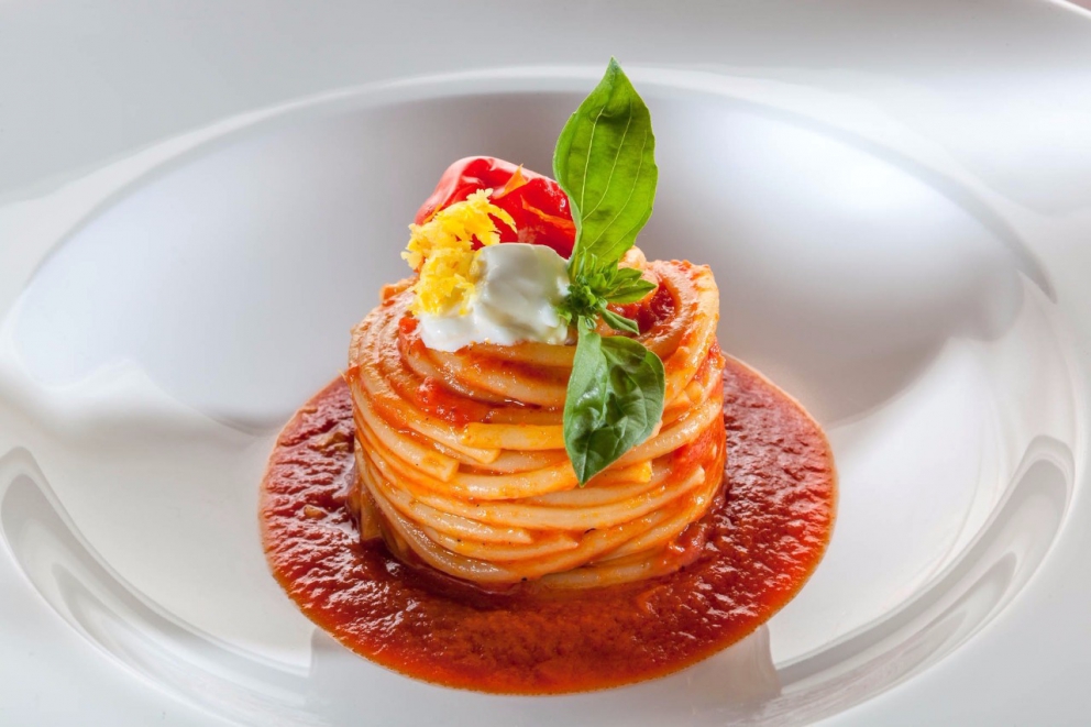 Galleria fotografica






Giorgio Damini, Damini & Affini, Arzignano (Vicenza)

La mia caesar salad - L'idea è sicuramente nata dopo le mie esperienze londinesi, quando ho scoperto come una salsa cambi completamante il gusto dell'insalata. Quindi ho cercato di esaltare tutti gli ingredienti dividendoli uno per uno, senza mescolare nulla, poi un pizzico di macelleria con la carne disidratata al posto del pollo e, dulcis in fundo, il pane di Eugenio Pol









Alessandro Dal Degan, La Tana, Asiago (Vicenza)

Crudo di anatra fiammeggiata, topinambur, foglie di faggio e sorbo dell'uccellatore - E' un piatto che per tonalita amaro-salate e per quelle dei colori è un simbolo della stagione fredda e della monocromia invernale. Un omaggio alla lentezza









Alessio Longhini, Stube Gourmet dell'hotel Europa, Asiago (Vicenza)

Riso carnaroli mantecato alla crema di topinambur, crudo di ricciola, caramello di birra stout, uova di salmone - Piatto che rispecchia le mie esperienze. Raccoglie gusti e consistenze diversi tra loro









Alfio Ghezzi, Locanda Margon, Trento

Non aglio e olio, non cacio e pepe, ma insolito Trentino - Spaghetti Monograno Felicetti, TrentoDoc Ferrari Perlé, Trentingrana e olio extravergine Garda Trentino Dop Uliva... Un piatto che nasce sulla suggestione di Bottura: «...ma siamo proprio sicuri che la tradizione sia rispettosa del territorio?». E che si sviluppa attraverso la tecnica dei due classici, aglio e olio e cacio e pepe, declinati però in chiave trentina









Giuliano Baldessari, Aqua Crua, Barbarano Vicentino (Vicenza)

Mungotto alle capesante, artemisia e argilla - Lo propongo perché offre un punto di vista diverso sul mondo del risotto. Il mungotto è il nome che ho dato al "risotto" fatto con i fagioli mung al posto del riso









Lionello Cera, Antica Osteria Cera, Campagna Lupia (Venezia)

Spaghettino freddo con cavolfiore, champagne rosé, scampo e ostrica - Un piatto che nasce dopo avere cotto il cavolfiore assieme ai gusci delle canocchie. Ho pensato di conferirgli acidità e ho fatto ridurre dello champagne con anice stellato. Poi scampo crudo battuto e un pezzo di ostrica per ricordare il mare in purezza









Nicola Dinato, Feva, Castelfranco Veneto (Treviso)

Risotto al broccolo di Bassano, cannocchie, mandarino, alici - "...with tangerine trees and broccoli skies..". Citiamo, modificandola, una frase del brano Lucy in the Skies with Diamonds, dei Beatles. Proponiamo l'italianità in un primo piatto invernale, che coglie spunti dal territorio limitrofo (il broccolo di Bassano del Grappa, le cannocchie della Laguna di Venezia), ma anche da altrove (i mandarini siciliani, la colatura di alici di Cetara). Il tutto unito da un grande riso, il Principato di Lucedio






