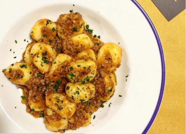 Galleria fotografica






Trippa fritta. Il primo piatto icona del locale









Vitello tonnato. Altro piatto icona









Midollo alla brace. Terzo piatto icona









Uovo morbido, animelle e bietoline all'erba di San Pietro









Ventresca di tonnetto ala lunga alla brace, cipolle agrodolci, capperi e rosmarino









Zucca di Hokkaido in carpione e bagna cauda









Uova di seppia arrostite, tarassaco, cicoria e bottarga di tonno









Baccalà, crema di ceci e cavolo nero









Insalata russa









Cardo gobbo gratinato e uova di aringa affumicate









Terrina di fegatini di pollo, saba e marmellata di cipolle alla menta









Risotto allo zafferano e midollo alla brace









Ravioli ripieni di ricotta di pecora e tarassaco, ricci di mare e erba cipollina






