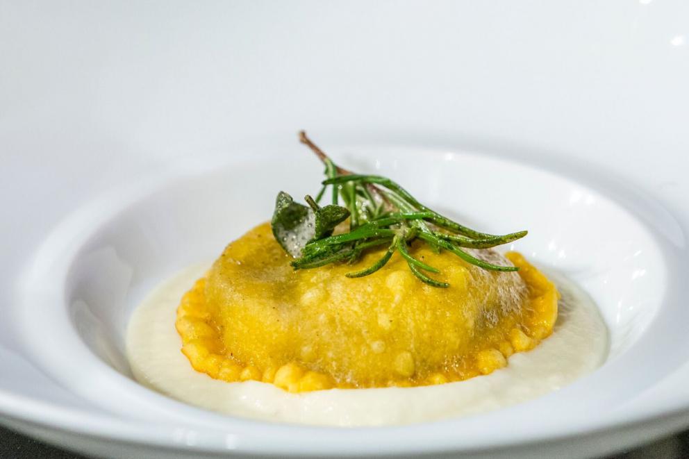 Galleria fotografica






ALFIO GHEZZI – Microclima: la distanza che accomuna - Fedele a se stesso e al titolo della sua lezione Alfio Ghezzi ha presentato la Tartiflette alla mia maniera, «una rivisitazione del frico, del rosti e della tartiflette; ma ho trovuto preparazioni simili anche in Norvegia», spiega. Per la sua tartiflette utilizza crema di patate, mortandela e un formaggio di pasta ottenuto dalla fermentazione di polvere di pasta precedentemente cotta in acqua per 50’ a 96° e poi essiccata in forno per un’intera notte









L’ingrediente principale del secondo piatto è lo yak della Val d’Ambiez, discendente dai buoi tibetani portati in Italia da Reinhold Messner, di cui Ghezzi ha impiattato la carne affiancandola a un crostino di pane di segale con lardo dello stesso yak, polvere di trombette nere, paprika affumicata, e - servito in tazza - a un brodo di carne di yak caramellata con miele e erbe









RICCARDO GASPARI con OLIVER PIRAS e ALESSANDRA DEL FAVERO Il “trip” del latte -Nell’agriturismo El Brite de Larieto l’alta cucina di Gaspari si sposa con le materie prime dell’allevamento di famiglia









Il salame di piedino di maiale con la sorpresa di un cubetto di lingua al suo interno cui fanno da cornice una gustosa di crema di siero di latte e nocciole tostate, sovrastato da una granita di mela (che dà una nota unica al piatto) e fiori di rosmarino è la summa dell’enunciato che nessuna materia è povera quando la si lavora a dovere. Il piedino di maiale è cotto nel latte, disossato e lavorato come un salame, da conservare al freddo «perché tende a spezzarsi». Il tocco finale è dato dal crumble di porcini e dalla rapa marinata









Bastano venti minuti per spostarsi da El Brite all’Aga di Oliver Piras e Alessandra Del Favero, ma l’ispirazione della cucina di Piras (sardo adottato dal Cadore in cui è stato spinto dall’amore) e Del Favero, coppia in cucina e nella vita, è diversa. Si capisce subito dal tiramisù, che di fatto non lo è pur ricordandone i sapori, ispirato da un loro viaggio in Giappone e dalla scoperta del koji, fungo utilizzato per la fermentazione della soja e del riso per fare miso e sake. Il dolce di Oliver e Alessandra ha una base di polenta di orzo di Belluno (presìdio Slow Food) fermentato e bruciato, è aromatizzato con infusione di radici di cicoria e completato da gelato di koji fatto con latte di El Brite









MAURIZIO GRANGE E PIERGIORGIO PELLEREI - I piatti della nostra tradizione visti con gli occhi della contemporaneità - Si può viaggiare anche rivisitando la tradizione. È un viaggio nel tempo quello di Maurizio Grange e Piergiorgio Pellerei fanno fare al piedino di maiale






