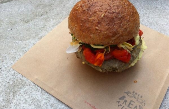 Galleria fotograficaFabio Pisani di Aimo e Nadia e il suo partner della rassegna, Davide Longoni del panificio LongoniPer Pisani e Longoni, un'apprezzatissima Rosetta di Petra con cicerchie, ciocriette selvatiche e ricotta marzoticaMarco Valletta dell'Accademia del pane e Maria Grazia Attolini della Dolcetteria di Rimini. Per loro Tondo morbido di glutin&ograve; all'origano con polpa di trota del Sile e zucchine marinate all'agretto&nbsp;(foto Sarah Scaparone)Aurora Mazzucchelli del ristorante Marconi di Sasso Marconi (Bologna) era in coppia con Massimo Vitali del panificio Vitali di Cesenatico (Forl&igrave;-Cesena)Per loro anche un insolito tocco di cioccolato tra due fette di Ciabattina di Petra con fiocchi di germe di grano, ripiene anche di formaggio ragusano, origano sicliano e olive fresche. Rievocazione di memorie d'infanzia per la MazzucchelliSimone Padoan de I Tigli di San Bonifacio (Verona) era in tandem con Pietro Freddi dell'omonima forneria di Casto (Brescia)Per loro, un Tondo morbido di Petra con farina di piselli germinati con tonno, ruchetta, cipolla in carpione, alga nori e yogurt alla senape. Un hot dog di tonno, insomma, quello di Padoan/Freddi, giocato sul concetto di "maiale del mare"Marco Stabile dell'Ora d'Aria di Firenze e Alessio Cecchi dell'Antico Forno Bacci di Campi Bisenzio (Firenze)Stabile/Cecchi: Ciabattina di Petra, mortadella di Prato, cavolo cappuccio, pecorino marzolino, scorza di lime e ketchup di peperoni (foto Sarah Scaparone)Lionello Cera dell'Antica Osteria Cera di Campagna Lupia (Venezia), in coppia con Nicola Trentin de Le Delizie del Grano di Cittadella (Padova)Alessandro Spoto di Voglia di Pane (Torino) ed Eugenio Roncoroni de Al Mercato di Milano. Per loro una Piadina di farina di grano saraceno germinato (brick 1240) con fegatini di pollo, lattuga, senape e salsa tailandese piccante agrodolcePiazza Maggiore, salotto estenseUn panino fusion nord-sud: Pagnottina cafona di Petra con capocollo e mozzarella di bufala campana Dop. L'hanno assemblato assieme Raffaele Vitale di Casa del Nonno 13 (Mercato San Severino, Salerno) e Paolo Piantoni del Panificio El Forner di BresciaFabio Pisani di Aimo e Nadia e Andrea Paternoster, la mente di Mieli Thun, ora alle prese anche con un aceto di miele al rosmarinoTondo di Petra con farina di piselli germinati, ripieno di panzia di maiale, pomodoro datterino, cipolla di Tropea e senape di Giorgio e Gianpietro Damini di Damini e Affini, in coppia con Matteo Piffer del Panificio Moderno di Isera (Trento) (foto Sarah Scaparone)