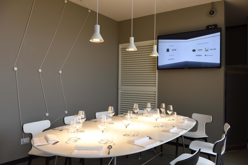 Galleria fotografica






Il piano terra del ristorante di Identità Expo








Fabiano Omodei, bartender della terrazza del S.Pellegrino Cocktail Bar








S.Pellegrino, forma e contenuto di Identità Expo (non solo acqua ma anche le Bibite S.Pellegrino e San Bitter)








Il design degli interni era di Cappellini, azienda fondata nel 1946 (leggi qui)








Le cucine erano firmate Marrone (leggi qui)...








...e Valcucine (approfondimenti qui)





