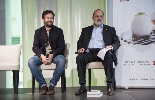 Galleria fotografica






La settima edizione della Guida Identità Golose ai ristorante d'autore in Italia e nel mondo









La sala gremita del Magna Pars Suite MIlano in via Forcella 6 a Milano








I Migliori chef per la Guida di Identità Golose 2014 sono Alessandro Negrini e Fabio Pisani de Il Luogo di Aimo e Nadia a Milano. Con loro sul palco, il sommelier Nicola Dell'Agnolo e Stefania Moroni. A premiarli Carlo Bianchi, area manager di Cavit. A destra, Paolo Marchi, curatore della Guida di Identità 2014.








Alessandro Negrini e Fabio Pisani "depositano" la loro impronta d'autore








La Migliore chef donna è Sara Preceruti de La Locanda del Notaio di Pellio Intelvi (Como), menzione speciale Sognatori del Gusto. Premia Marco Barbieri, International Relations Team di S.Pellegrino.








Sara Preceruti








Paolo Marchi con Oscar Farinetti, autore della prefazione della guida








Il Miglior chef straniero 2014 è Kobe Desramaults del ristorante In de Wulf a Heuvelland nelle Fiandre, in Belgio. Premia Serena Stefanoni de il Consorzio Grana Padano. Con loro Gabriele Zanatta (a sinistra), caporedattore della guida, e Paolo Marchi








Kobe Desramaults








Il Miglior sous chef è Alessandro Procopio del ristorante D’O di Cornaredo (Milano), chef Davide Oldani (in foto, a sinistra). È premiato da Sara Peirone, responsabile Top Gastronomy di Lavazza.





