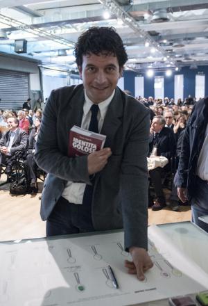 Galleria fotografica






La settima edizione della Guida Identità Golose ai ristorante d'autore in Italia e nel mondo









La sala gremita del Magna Pars Suite MIlano in via Forcella 6 a Milano








I Migliori chef per la Guida di Identità Golose 2014 sono Alessandro Negrini e Fabio Pisani de Il Luogo di Aimo e Nadia a Milano. Con loro sul palco, il sommelier Nicola Dell'Agnolo e Stefania Moroni. A premiarli Carlo Bianchi, area manager di Cavit. A destra, Paolo Marchi, curatore della Guida di Identità 2014.








Alessandro Negrini e Fabio Pisani "depositano" la loro impronta d'autore








La Migliore chef donna è Sara Preceruti de La Locanda del Notaio di Pellio Intelvi (Como), menzione speciale Sognatori del Gusto. Premia Marco Barbieri, International Relations Team di S.Pellegrino.








Sara Preceruti








Paolo Marchi con Oscar Farinetti, autore della prefazione della guida








Il Miglior chef straniero 2014 è Kobe Desramaults del ristorante In de Wulf a Heuvelland nelle Fiandre, in Belgio. Premia Serena Stefanoni de il Consorzio Grana Padano. Con loro Gabriele Zanatta (a sinistra), caporedattore della guida, e Paolo Marchi








Kobe Desramaults








Il Miglior sous chef è Alessandro Procopio del ristorante D’O di Cornaredo (Milano), chef Davide Oldani (in foto, a sinistra). È premiato da Sara Peirone, responsabile Top Gastronomy di Lavazza.








Paolo Marchi con Carlo Cracco, autore della prefazione dolce








Paolo Marchi con Massimo Bottura, autore del racconto di Modena








Il miglior chef pasticciere è Luca Sacchi del ristorante Cracco a Milano. Premia Cristina Trolli di Zafferano 3 Cuochi. Con loro, lo chef Carlo Cracco e Paolo Marchi








Luca Sacchi, Miglior Chef Pasticciere 2014








Il Premio Birra in cucina è di Daniele Usai del ristorante Il Tino di Ostia a Roma. A premiarlo per Birra Moretti, Alfredo Pratolongo, direttore Comunicazione e Affari istituzionali di Heineken Italia








Daniele Usai con il premio Caraiba e la guida








Nel corso della presentazione








La Miglior carta dei vini e distillati: Imago dell’Hotel Hassler di Roma. A ritirare il premio, il sommelier Marco Amato e lo chef Francesco Apreda. Premia Marco Ravasi, brand director Italy di Ruinart








Le firme di Marco Amato e Francesco Apreda








Il Miglior sommelier è Valerio Capriotti del ristorante Duomo di Ragusa Ibla, chef Ciccio Sultano (sul palco, a sinistra). Premia Carlo Mogolino, brand manager di Torre Rosazza





