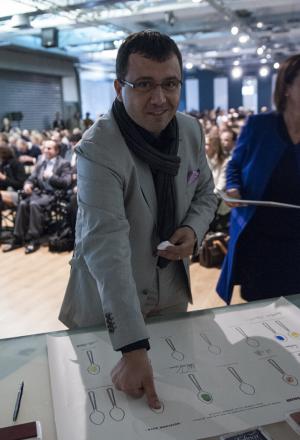 Galleria fotografica






La settima edizione della Guida Identità Golose ai ristorante d'autore in Italia e nel mondo









La sala gremita del Magna Pars Suite MIlano in via Forcella 6 a Milano








I Migliori chef per la Guida di Identità Golose 2014 sono Alessandro Negrini e Fabio Pisani de Il Luogo di Aimo e Nadia a Milano. Con loro sul palco, il sommelier Nicola Dell'Agnolo e Stefania Moroni. A premiarli Carlo Bianchi, area manager di Cavit. A destra, Paolo Marchi, curatore della Guida di Identità 2014.








Alessandro Negrini e Fabio Pisani "depositano" la loro impronta d'autore








La Migliore chef donna è Sara Preceruti de La Locanda del Notaio di Pellio Intelvi (Como), menzione speciale Sognatori del Gusto. Premia Marco Barbieri, International Relations Team di S.Pellegrino.








Sara Preceruti








Paolo Marchi con Oscar Farinetti, autore della prefazione della guida








Il Miglior chef straniero 2014 è Kobe Desramaults del ristorante In de Wulf a Heuvelland nelle Fiandre, in Belgio. Premia Serena Stefanoni de il Consorzio Grana Padano. Con loro Gabriele Zanatta (a sinistra), caporedattore della guida, e Paolo Marchi








Kobe Desramaults








Il Miglior sous chef è Alessandro Procopio del ristorante D’O di Cornaredo (Milano), chef Davide Oldani (in foto, a sinistra). È premiato da Sara Peirone, responsabile Top Gastronomy di Lavazza.








Paolo Marchi con Carlo Cracco, autore della prefazione dolce








Paolo Marchi con Massimo Bottura, autore del racconto di Modena








Il miglior chef pasticciere è Luca Sacchi del ristorante Cracco a Milano. Premia Cristina Trolli di Zafferano 3 Cuochi. Con loro, lo chef Carlo Cracco e Paolo Marchi








Luca Sacchi, Miglior Chef Pasticciere 2014








Il Premio Birra in cucina è di Daniele Usai del ristorante Il Tino di Ostia a Roma. A premiarlo per Birra Moretti, Alfredo Pratolongo, direttore Comunicazione e Affari istituzionali di Heineken Italia








Daniele Usai con il premio Caraiba e la guida








Nel corso della presentazione








La Miglior carta dei vini e distillati: Imago dell’Hotel Hassler di Roma. A ritirare il premio, il sommelier Marco Amato e lo chef Francesco Apreda. Premia Marco Ravasi, brand director Italy di Ruinart








Le firme di Marco Amato e Francesco Apreda








Il Miglior sommelier è Valerio Capriotti del ristorante Duomo di Ragusa Ibla, chef Ciccio Sultano (sul palco, a sinistra). Premia Carlo Mogolino, brand manager di Torre Rosazza








Valerio Capriotti








Il Miglior maître è Donato Marzolla, del ristorante Rossellinis del Palazzo Avino a Ravello (Salerno). Premia Tenuta Sant’Anna: in foto, Francesco Marchese, responsabile marketing e comunicazione de Le Tenute di Genagricola





