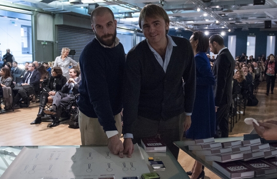 Galleria fotografica






La settima edizione della Guida Identità Golose ai ristorante d'autore in Italia e nel mondo









La sala gremita del Magna Pars Suite MIlano in via Forcella 6 a Milano








I Migliori chef per la Guida di Identità Golose 2014 sono Alessandro Negrini e Fabio Pisani de Il Luogo di Aimo e Nadia a Milano. Con loro sul palco, il sommelier Nicola Dell'Agnolo e Stefania Moroni. A premiarli Carlo Bianchi, area manager di Cavit. A destra, Paolo Marchi, curatore della Guida di Identità 2014.








Alessandro Negrini e Fabio Pisani "depositano" la loro impronta d'autore








La Migliore chef donna è Sara Preceruti de La Locanda del Notaio di Pellio Intelvi (Como), menzione speciale Sognatori del Gusto. Premia Marco Barbieri, International Relations Team di S.Pellegrino.








Sara Preceruti








Paolo Marchi con Oscar Farinetti, autore della prefazione della guida








Il Miglior chef straniero 2014 è Kobe Desramaults del ristorante In de Wulf a Heuvelland nelle Fiandre, in Belgio. Premia Serena Stefanoni de il Consorzio Grana Padano. Con loro Gabriele Zanatta (a sinistra), caporedattore della guida, e Paolo Marchi








Kobe Desramaults








Il Miglior sous chef è Alessandro Procopio del ristorante D’O di Cornaredo (Milano), chef Davide Oldani (in foto, a sinistra). È premiato da Sara Peirone, responsabile Top Gastronomy di Lavazza.








Paolo Marchi con Carlo Cracco, autore della prefazione dolce








Paolo Marchi con Massimo Bottura, autore del racconto di Modena








Il miglior chef pasticciere è Luca Sacchi del ristorante Cracco a Milano. Premia Cristina Trolli di Zafferano 3 Cuochi. Con loro, lo chef Carlo Cracco e Paolo Marchi








Luca Sacchi, Miglior Chef Pasticciere 2014








Il Premio Birra in cucina è di Daniele Usai del ristorante Il Tino di Ostia a Roma. A premiarlo per Birra Moretti, Alfredo Pratolongo, direttore Comunicazione e Affari istituzionali di Heineken Italia








Daniele Usai con il premio Caraiba e la guida








Nel corso della presentazione








La Miglior carta dei vini e distillati: Imago dell’Hotel Hassler di Roma. A ritirare il premio, il sommelier Marco Amato e lo chef Francesco Apreda. Premia Marco Ravasi, brand director Italy di Ruinart








Le firme di Marco Amato e Francesco Apreda








Il Miglior sommelier è Valerio Capriotti del ristorante Duomo di Ragusa Ibla, chef Ciccio Sultano (sul palco, a sinistra). Premia Carlo Mogolino, brand manager di Torre Rosazza








Valerio Capriotti








Il Miglior maître è Donato Marzolla, del ristorante Rossellinis del Palazzo Avino a Ravello (Salerno). Premia Tenuta Sant’Anna: in foto, Francesco Marchese, responsabile marketing e comunicazione de Le Tenute di Genagricola








Donato Marzolla








Il premio fornito, come ogni anno, da Caraiba: le porcellane Figgjio Norway
 








Sorpresa dell’anno: Beniamino Nespor ed Eugenio Roncoroni de Al Mercato di Milano. Premia Anna Maschio di Bonaventura Maschio





