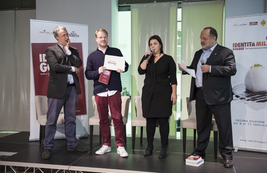 Galleria fotografica






La settima edizione della Guida Identità Golose ai ristorante d'autore in Italia e nel mondo









La sala gremita del Magna Pars Suite MIlano in via Forcella 6 a Milano








I Migliori chef per la Guida di Identità Golose 2014 sono Alessandro Negrini e Fabio Pisani de Il Luogo di Aimo e Nadia a Milano. Con loro sul palco, il sommelier Nicola Dell'Agnolo e Stefania Moroni. A premiarli Carlo Bianchi, area manager di Cavit. A destra, Paolo Marchi, curatore della Guida di Identità 2014.








Alessandro Negrini e Fabio Pisani "depositano" la loro impronta d'autore








La Migliore chef donna è Sara Preceruti de La Locanda del Notaio di Pellio Intelvi (Como), menzione speciale Sognatori del Gusto. Premia Marco Barbieri, International Relations Team di S.Pellegrino.








Sara Preceruti








Paolo Marchi con Oscar Farinetti, autore della prefazione della guida








Il Miglior chef straniero 2014 è Kobe Desramaults del ristorante In de Wulf a Heuvelland nelle Fiandre, in Belgio. Premia Serena Stefanoni de il Consorzio Grana Padano. Con loro Gabriele Zanatta (a sinistra), caporedattore della guida, e Paolo Marchi








Kobe Desramaults








Il Miglior sous chef è Alessandro Procopio del ristorante D’O di Cornaredo (Milano), chef Davide Oldani (in foto, a sinistra). È premiato da Sara Peirone, responsabile Top Gastronomy di Lavazza.








Paolo Marchi con Carlo Cracco, autore della prefazione dolce








Paolo Marchi con Massimo Bottura, autore del racconto di Modena








Il miglior chef pasticciere è Luca Sacchi del ristorante Cracco a Milano. Premia Cristina Trolli di Zafferano 3 Cuochi. Con loro, lo chef Carlo Cracco e Paolo Marchi








Luca Sacchi, Miglior Chef Pasticciere 2014








Il Premio Birra in cucina è di Daniele Usai del ristorante Il Tino di Ostia a Roma. A premiarlo per Birra Moretti, Alfredo Pratolongo, direttore Comunicazione e Affari istituzionali di Heineken Italia








Daniele Usai con il premio Caraiba e la guida








Nel corso della presentazione








La Miglior carta dei vini e distillati: Imago dell’Hotel Hassler di Roma. A ritirare il premio, il sommelier Marco Amato e lo chef Francesco Apreda. Premia Marco Ravasi, brand director Italy di Ruinart








Le firme di Marco Amato e Francesco Apreda








Il Miglior sommelier è Valerio Capriotti del ristorante Duomo di Ragusa Ibla, chef Ciccio Sultano (sul palco, a sinistra). Premia Carlo Mogolino, brand manager di Torre Rosazza








Valerio Capriotti








Il Miglior maître è Donato Marzolla, del ristorante Rossellinis del Palazzo Avino a Ravello (Salerno). Premia Tenuta Sant’Anna: in foto, Francesco Marchese, responsabile marketing e comunicazione de Le Tenute di Genagricola








Donato Marzolla








Il premio fornito, come ogni anno, da Caraiba: le porcellane Figgjio Norway
 








Sorpresa dell’anno: Beniamino Nespor ed Eugenio Roncoroni de Al Mercato di Milano. Premia Anna Maschio di Bonaventura Maschio








Eugenio Roncoroni (a sinistra) e Beniamino Nespor








La Giovane famiglia dell’anno: Mattia, Alessio con Bruna e Marcello Spadone del ristorante La Bandiera di Civitella Casanova, Pescara (a Milano c’erano Alessio e Marcello). A premiarli, Alfredo Zini, dell’Ente bilaterale nazionale del Turismo








Le firme di Alessio e Marcello Spadone





