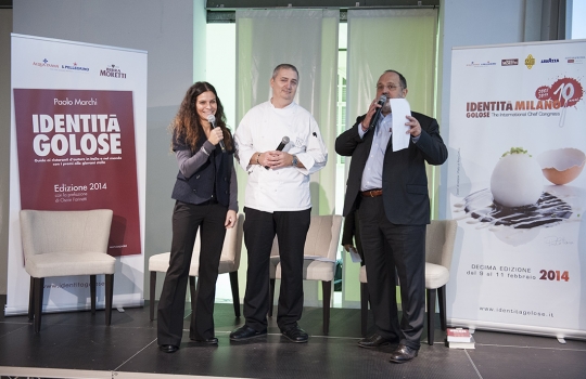 Galleria fotografica






La settima edizione della Guida Identità Golose ai ristorante d'autore in Italia e nel mondo









La sala gremita del Magna Pars Suite MIlano in via Forcella 6 a Milano








I Migliori chef per la Guida di Identità Golose 2014 sono Alessandro Negrini e Fabio Pisani de Il Luogo di Aimo e Nadia a Milano. Con loro sul palco, il sommelier Nicola Dell'Agnolo e Stefania Moroni. A premiarli Carlo Bianchi, area manager di Cavit. A destra, Paolo Marchi, curatore della Guida di Identità 2014.








Alessandro Negrini e Fabio Pisani "depositano" la loro impronta d'autore








La Migliore chef donna è Sara Preceruti de La Locanda del Notaio di Pellio Intelvi (Como), menzione speciale Sognatori del Gusto. Premia Marco Barbieri, International Relations Team di S.Pellegrino.








Sara Preceruti








Paolo Marchi con Oscar Farinetti, autore della prefazione della guida








Il Miglior chef straniero 2014 è Kobe Desramaults del ristorante In de Wulf a Heuvelland nelle Fiandre, in Belgio. Premia Serena Stefanoni de il Consorzio Grana Padano. Con loro Gabriele Zanatta (a sinistra), caporedattore della guida, e Paolo Marchi








Kobe Desramaults








Il Miglior sous chef è Alessandro Procopio del ristorante D’O di Cornaredo (Milano), chef Davide Oldani (in foto, a sinistra). È premiato da Sara Peirone, responsabile Top Gastronomy di Lavazza.








Paolo Marchi con Carlo Cracco, autore della prefazione dolce








Paolo Marchi con Massimo Bottura, autore del racconto di Modena








Il miglior chef pasticciere è Luca Sacchi del ristorante Cracco a Milano. Premia Cristina Trolli di Zafferano 3 Cuochi. Con loro, lo chef Carlo Cracco e Paolo Marchi








Luca Sacchi, Miglior Chef Pasticciere 2014








Il Premio Birra in cucina è di Daniele Usai del ristorante Il Tino di Ostia a Roma. A premiarlo per Birra Moretti, Alfredo Pratolongo, direttore Comunicazione e Affari istituzionali di Heineken Italia








Daniele Usai con il premio Caraiba e la guida








Nel corso della presentazione








La Miglior carta dei vini e distillati: Imago dell’Hotel Hassler di Roma. A ritirare il premio, il sommelier Marco Amato e lo chef Francesco Apreda. Premia Marco Ravasi, brand director Italy di Ruinart








Le firme di Marco Amato e Francesco Apreda








Il Miglior sommelier è Valerio Capriotti del ristorante Duomo di Ragusa Ibla, chef Ciccio Sultano (sul palco, a sinistra). Premia Carlo Mogolino, brand manager di Torre Rosazza








Valerio Capriotti








Il Miglior maître è Donato Marzolla, del ristorante Rossellinis del Palazzo Avino a Ravello (Salerno). Premia Tenuta Sant’Anna: in foto, Francesco Marchese, responsabile marketing e comunicazione de Le Tenute di Genagricola








Donato Marzolla








Il premio fornito, come ogni anno, da Caraiba: le porcellane Figgjio Norway
 








Sorpresa dell’anno: Beniamino Nespor ed Eugenio Roncoroni de Al Mercato di Milano. Premia Anna Maschio di Bonaventura Maschio








Eugenio Roncoroni (a sinistra) e Beniamino Nespor








La Giovane famiglia dell’anno: Mattia, Alessio con Bruna e Marcello Spadone del ristorante La Bandiera di Civitella Casanova, Pescara (a Milano c’erano Alessio e Marcello). A premiarli, Alfredo Zini, dell’Ente bilaterale nazionale del Turismo








Le firme di Alessio e Marcello Spadone








Miglior Giornalista, lo svedese Mattias Kroon (Sydsvenska Dagbladet e Mat&Vanner). Premia Anna Baccarani, ufficio marketing di Surgital. A sinistra Gabriele Zanatta e a destra Paolo Marchi








Mattias Kroon





