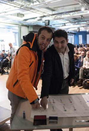 Galleria fotografica






La settima edizione della Guida Identità Golose ai ristorante d'autore in Italia e nel mondo









La sala gremita del Magna Pars Suite MIlano in via Forcella 6 a Milano








I Migliori chef per la Guida di Identità Golose 2014 sono Alessandro Negrini e Fabio Pisani de Il Luogo di Aimo e Nadia a Milano. Con loro sul palco, il sommelier Nicola Dell'Agnolo e Stefania Moroni. A premiarli Carlo Bianchi, area manager di Cavit. A destra, Paolo Marchi, curatore della Guida di Identità 2014.





