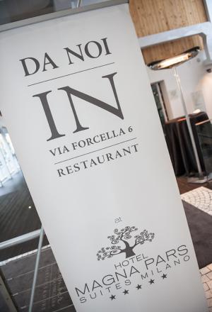 Galleria fotografica






La settima edizione della Guida Identità Golose ai ristorante d'autore in Italia e nel mondo









La sala gremita del Magna Pars Suite MIlano in via Forcella 6 a Milano








I Migliori chef per la Guida di Identità Golose 2014 sono Alessandro Negrini e Fabio Pisani de Il Luogo di Aimo e Nadia a Milano. Con loro sul palco, il sommelier Nicola Dell'Agnolo e Stefania Moroni. A premiarli Carlo Bianchi, area manager di Cavit. A destra, Paolo Marchi, curatore della Guida di Identità 2014.








Alessandro Negrini e Fabio Pisani "depositano" la loro impronta d'autore








La Migliore chef donna è Sara Preceruti de La Locanda del Notaio di Pellio Intelvi (Como), menzione speciale Sognatori del Gusto. Premia Marco Barbieri, International Relations Team di S.Pellegrino.








Sara Preceruti








Paolo Marchi con Oscar Farinetti, autore della prefazione della guida








Il Miglior chef straniero 2014 è Kobe Desramaults del ristorante In de Wulf a Heuvelland nelle Fiandre, in Belgio. Premia Serena Stefanoni de il Consorzio Grana Padano. Con loro Gabriele Zanatta (a sinistra), caporedattore della guida, e Paolo Marchi








Kobe Desramaults








Il Miglior sous chef è Alessandro Procopio del ristorante D’O di Cornaredo (Milano), chef Davide Oldani (in foto, a sinistra). È premiato da Sara Peirone, responsabile Top Gastronomy di Lavazza.








Paolo Marchi con Carlo Cracco, autore della prefazione dolce








Paolo Marchi con Massimo Bottura, autore del racconto di Modena








Il miglior chef pasticciere è Luca Sacchi del ristorante Cracco a Milano. Premia Cristina Trolli di Zafferano 3 Cuochi. Con loro, lo chef Carlo Cracco e Paolo Marchi








Luca Sacchi, Miglior Chef Pasticciere 2014








Il Premio Birra in cucina è di Daniele Usai del ristorante Il Tino di Ostia a Roma. A premiarlo per Birra Moretti, Alfredo Pratolongo, direttore Comunicazione e Affari istituzionali di Heineken Italia








Daniele Usai con il premio Caraiba e la guida








Nel corso della presentazione








La Miglior carta dei vini e distillati: Imago dell’Hotel Hassler di Roma. A ritirare il premio, il sommelier Marco Amato e lo chef Francesco Apreda. Premia Marco Ravasi, brand director Italy di Ruinart








Le firme di Marco Amato e Francesco Apreda








Il Miglior sommelier è Valerio Capriotti del ristorante Duomo di Ragusa Ibla, chef Ciccio Sultano (sul palco, a sinistra). Premia Carlo Mogolino, brand manager di Torre Rosazza








Valerio Capriotti








Il Miglior maître è Donato Marzolla, del ristorante Rossellinis del Palazzo Avino a Ravello (Salerno). Premia Tenuta Sant’Anna: in foto, Francesco Marchese, responsabile marketing e comunicazione de Le Tenute di Genagricola








Donato Marzolla








Il premio fornito, come ogni anno, da Caraiba: le porcellane Figgjio Norway
 








Sorpresa dell’anno: Beniamino Nespor ed Eugenio Roncoroni de Al Mercato di Milano. Premia Anna Maschio di Bonaventura Maschio








Eugenio Roncoroni (a sinistra) e Beniamino Nespor








La Giovane famiglia dell’anno: Mattia, Alessio con Bruna e Marcello Spadone del ristorante La Bandiera di Civitella Casanova, Pescara (a Milano c’erano Alessio e Marcello). A premiarli, Alfredo Zini, dell’Ente bilaterale nazionale del Turismo








Le firme di Alessio e Marcello Spadone








Miglior Giornalista, lo svedese Mattias Kroon (Sydsvenska Dagbladet e Mat&Vanner). Premia Anna Baccarani, ufficio marketing di Surgital. A sinistra Gabriele Zanatta e a destra Paolo Marchi








Mattias Kroon








Con Paolo Marchi, Giorgia Martone del Magna Pars Suites Milano e lo chef Fulvio Siccardi del ristorante Da Noi In








Gli autori di tre delle dodici città raccontate: da sinistra, Roberto Petza (Sardegna), Francesco Apreda (Roma) e Massimo Bottura (Modena)








Foto di gruppo con tutti i premiati dell'edizione 2014





