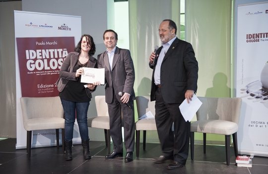 Galleria fotografica






La settima edizione della Guida Identità Golose ai ristorante d'autore in Italia e nel mondo









La sala gremita del Magna Pars Suite MIlano in via Forcella 6 a Milano








I Migliori chef per la Guida di Identità Golose 2014 sono Alessandro Negrini e Fabio Pisani de Il Luogo di Aimo e Nadia a Milano. Con loro sul palco, il sommelier Nicola Dell'Agnolo e Stefania Moroni. A premiarli Carlo Bianchi, area manager di Cavit. A destra, Paolo Marchi, curatore della Guida di Identità 2014.








Alessandro Negrini e Fabio Pisani "depositano" la loro impronta d'autore





