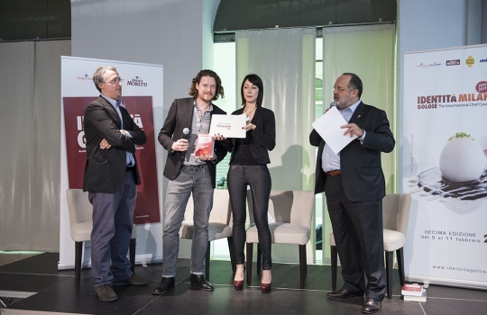 Galleria fotografica






La settima edizione della Guida Identità Golose ai ristorante d'autore in Italia e nel mondo









La sala gremita del Magna Pars Suite MIlano in via Forcella 6 a Milano








I Migliori chef per la Guida di Identità Golose 2014 sono Alessandro Negrini e Fabio Pisani de Il Luogo di Aimo e Nadia a Milano. Con loro sul palco, il sommelier Nicola Dell'Agnolo e Stefania Moroni. A premiarli Carlo Bianchi, area manager di Cavit. A destra, Paolo Marchi, curatore della Guida di Identità 2014.








Alessandro Negrini e Fabio Pisani "depositano" la loro impronta d'autore








La Migliore chef donna è Sara Preceruti de La Locanda del Notaio di Pellio Intelvi (Como), menzione speciale Sognatori del Gusto. Premia Marco Barbieri, International Relations Team di S.Pellegrino.








Sara Preceruti








Paolo Marchi con Oscar Farinetti, autore della prefazione della guida





