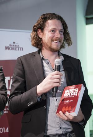 Galleria fotografica






La settima edizione della Guida Identità Golose ai ristorante d'autore in Italia e nel mondo









La sala gremita del Magna Pars Suite MIlano in via Forcella 6 a Milano








I Migliori chef per la Guida di Identità Golose 2014 sono Alessandro Negrini e Fabio Pisani de Il Luogo di Aimo e Nadia a Milano. Con loro sul palco, il sommelier Nicola Dell'Agnolo e Stefania Moroni. A premiarli Carlo Bianchi, area manager di Cavit. A destra, Paolo Marchi, curatore della Guida di Identità 2014.








Alessandro Negrini e Fabio Pisani "depositano" la loro impronta d'autore








La Migliore chef donna è Sara Preceruti de La Locanda del Notaio di Pellio Intelvi (Como), menzione speciale Sognatori del Gusto. Premia Marco Barbieri, International Relations Team di S.Pellegrino.








Sara Preceruti








Paolo Marchi con Oscar Farinetti, autore della prefazione della guida








Il Miglior chef straniero 2014 è Kobe Desramaults del ristorante In de Wulf a Heuvelland nelle Fiandre, in Belgio. Premia Serena Stefanoni de il Consorzio Grana Padano. Con loro Gabriele Zanatta (a sinistra), caporedattore della guida, e Paolo Marchi





