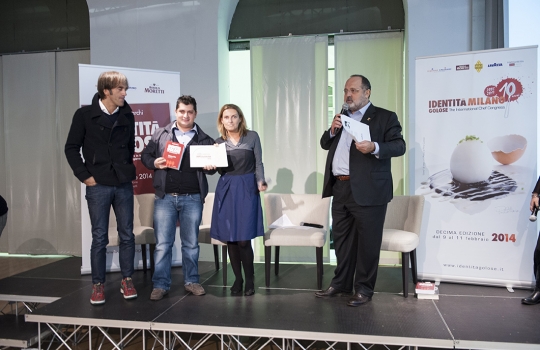 Galleria fotografica






La settima edizione della Guida Identità Golose ai ristorante d'autore in Italia e nel mondo









La sala gremita del Magna Pars Suite MIlano in via Forcella 6 a Milano








I Migliori chef per la Guida di Identità Golose 2014 sono Alessandro Negrini e Fabio Pisani de Il Luogo di Aimo e Nadia a Milano. Con loro sul palco, il sommelier Nicola Dell'Agnolo e Stefania Moroni. A premiarli Carlo Bianchi, area manager di Cavit. A destra, Paolo Marchi, curatore della Guida di Identità 2014.








Alessandro Negrini e Fabio Pisani "depositano" la loro impronta d'autore








La Migliore chef donna è Sara Preceruti de La Locanda del Notaio di Pellio Intelvi (Como), menzione speciale Sognatori del Gusto. Premia Marco Barbieri, International Relations Team di S.Pellegrino.








Sara Preceruti








Paolo Marchi con Oscar Farinetti, autore della prefazione della guida








Il Miglior chef straniero 2014 è Kobe Desramaults del ristorante In de Wulf a Heuvelland nelle Fiandre, in Belgio. Premia Serena Stefanoni de il Consorzio Grana Padano. Con loro Gabriele Zanatta (a sinistra), caporedattore della guida, e Paolo Marchi








Kobe Desramaults





