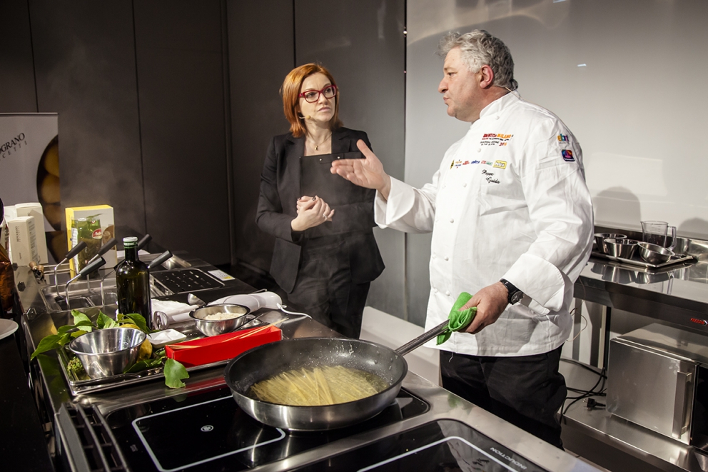 Galleria fotografica






Foto di gruppo: si riconoscono Riccardo Felicetti, Eleonora Cozzella, Davide Scabin, Beppe Rambaldi, Paolo Marchi









Alessandro Negrini









Nicola Fossaceca









Riccardo Camanini






